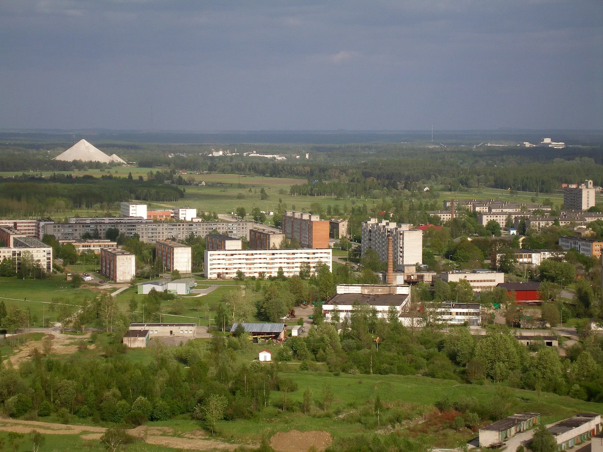 Photo showing: View of Kiviõli, Estonia. On the background - Püssi