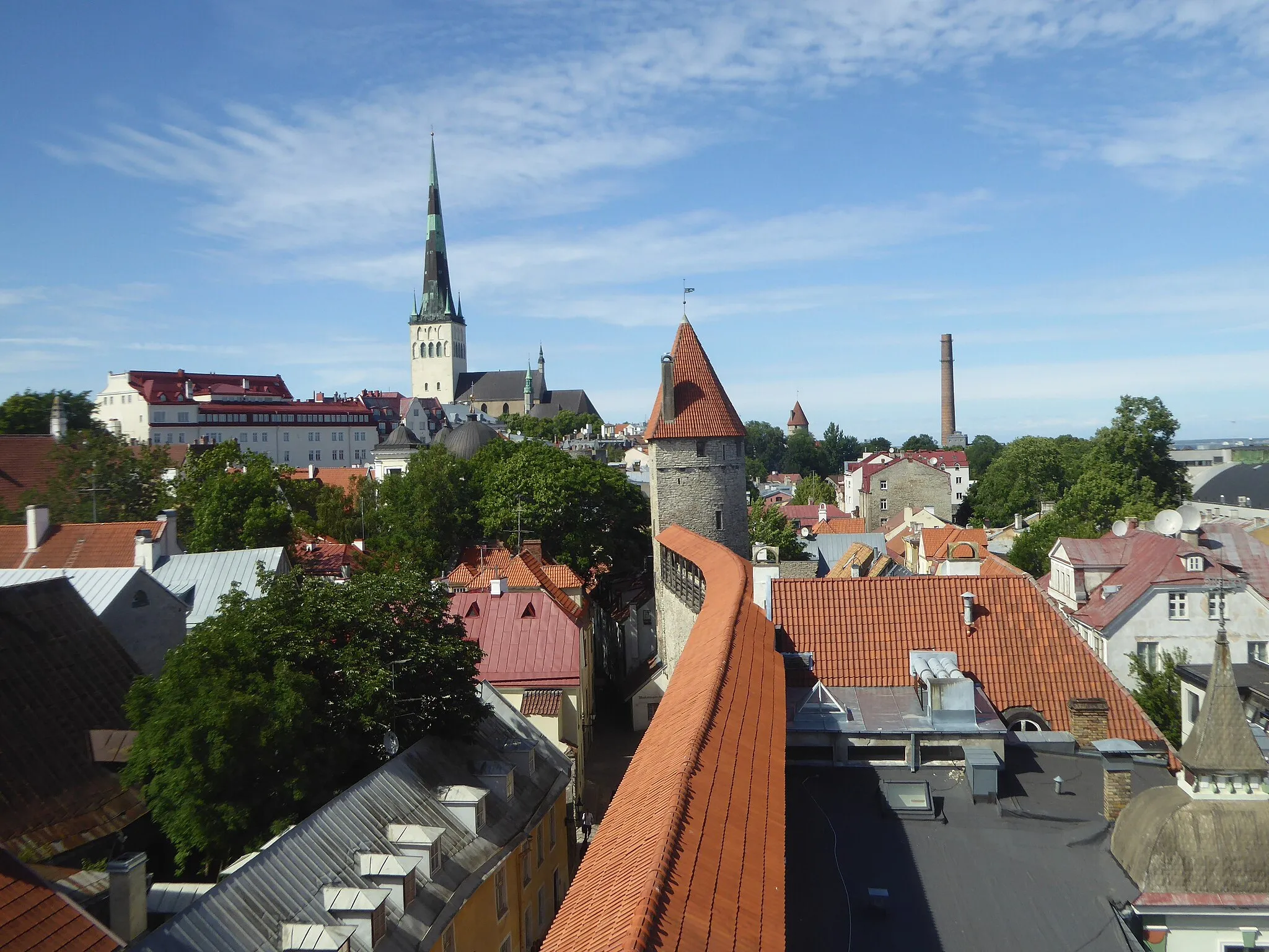 Photo showing: A part of the old city wall of Tallinn. View from Hellemanni torn (Helleman tower) above the walkway to Munkadetagune torn (Tower behind Monks).