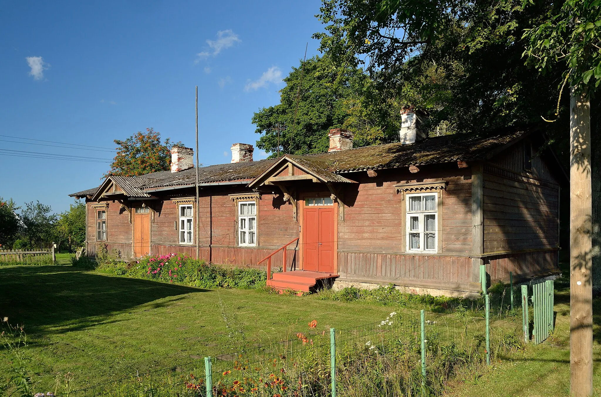 Photo showing: Kabala station house