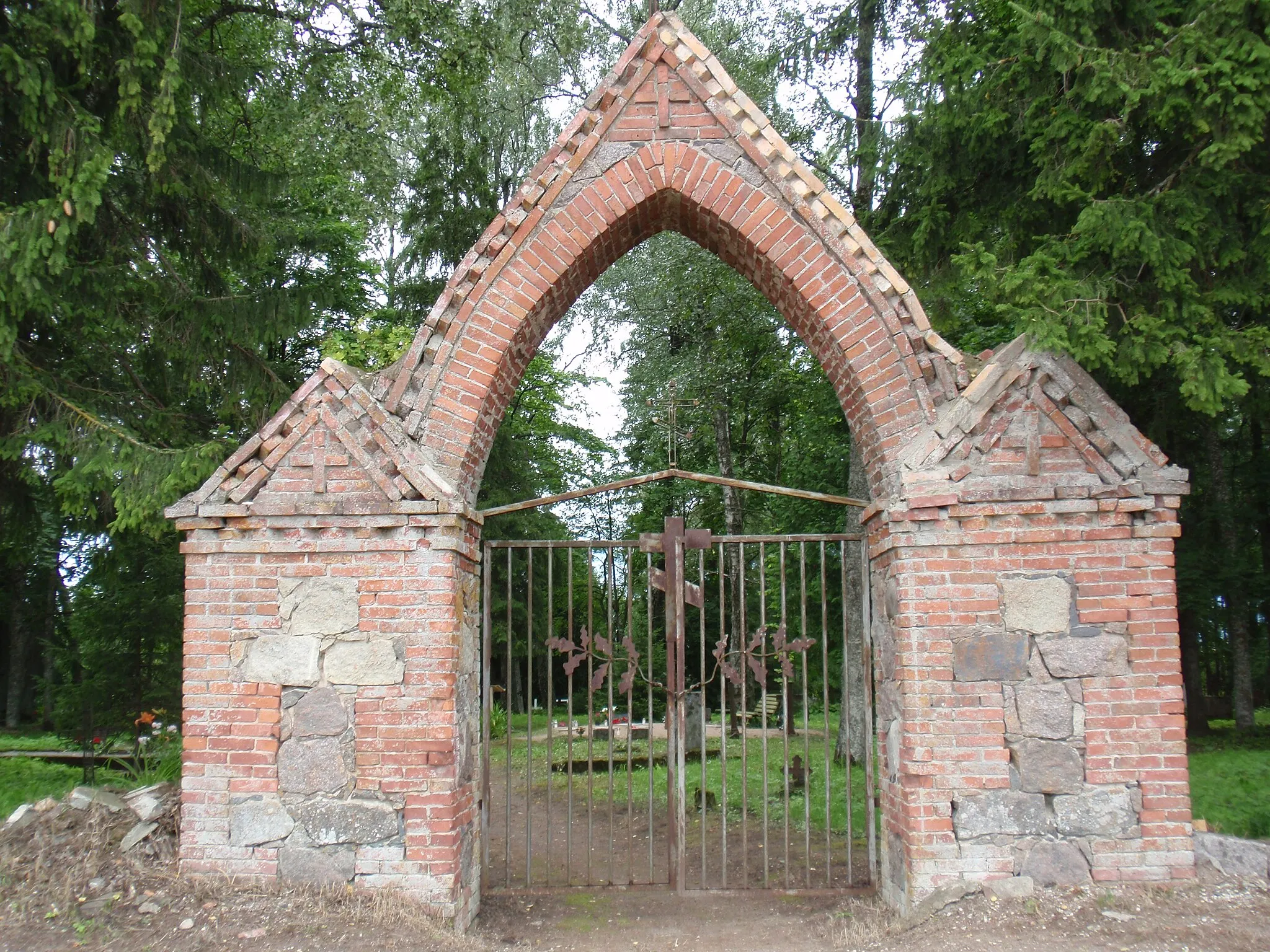 Photo showing: Jõgeva valla Laiusevälja Mõisaküla kalmistu väravaehitis.