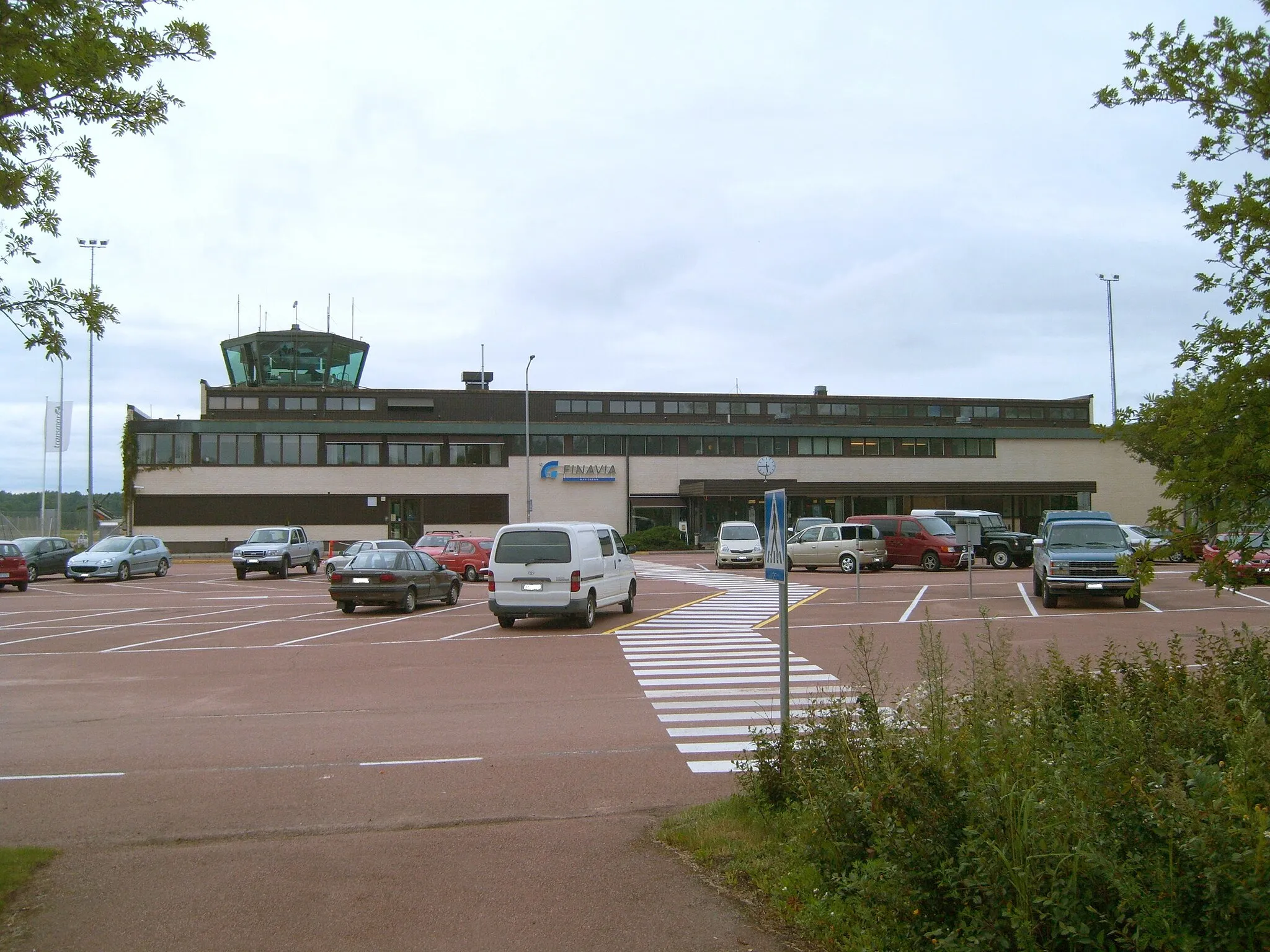 Photo showing: Terminal of Mariehamn Airport in Jomala, Åland, Finland. The signs on the cars are removed.