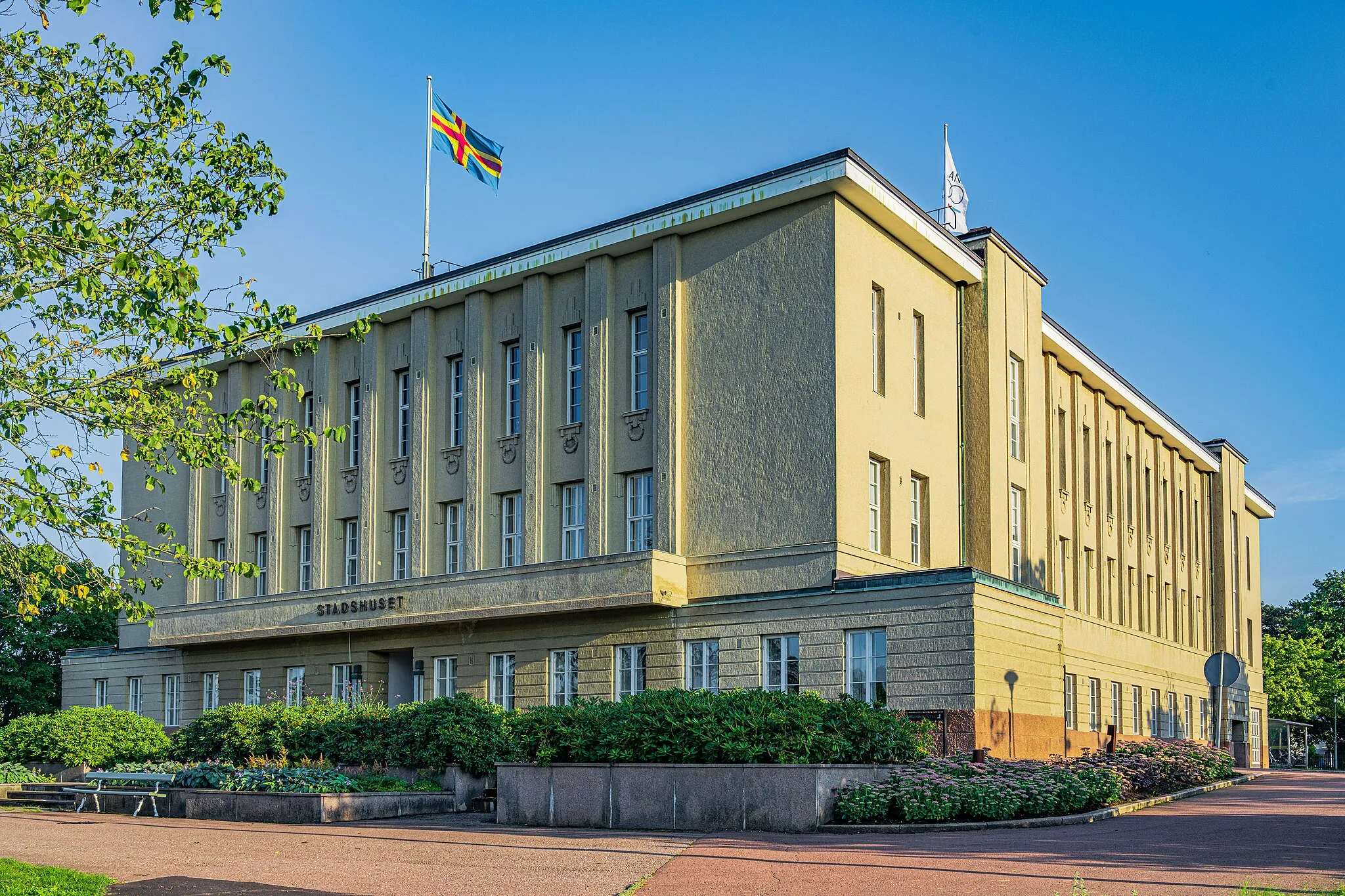 Photo showing: Mariehamn, Åland. The City Hall, built in 1939, architect Lars Sonck. August 29, 2021. Photo: Håkan Skogsjö.