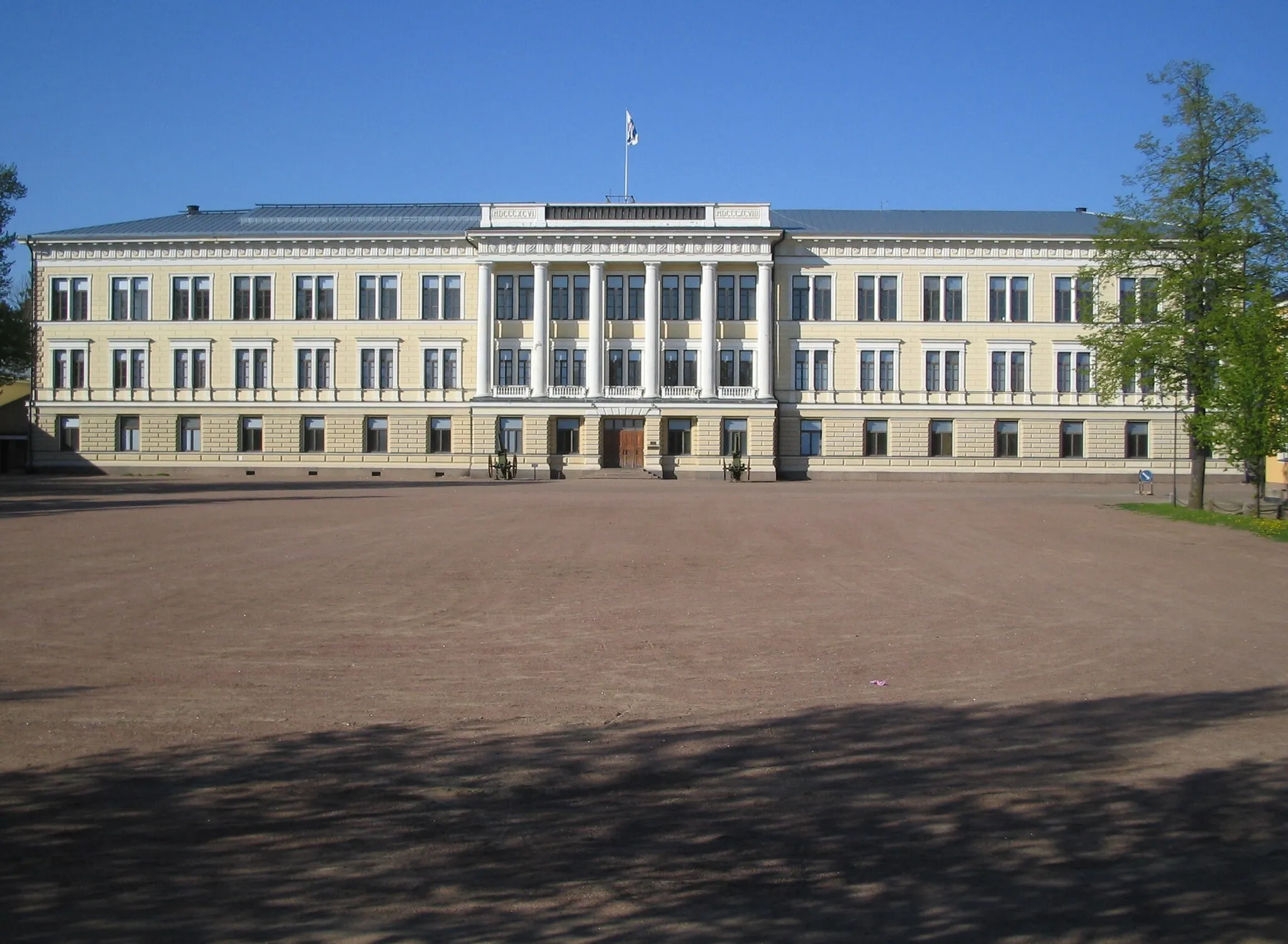 Photo showing: Main building of the reserve officers school, Hamina, Finland. Completed in 1898. Architect: Jac. Ahrenberg.