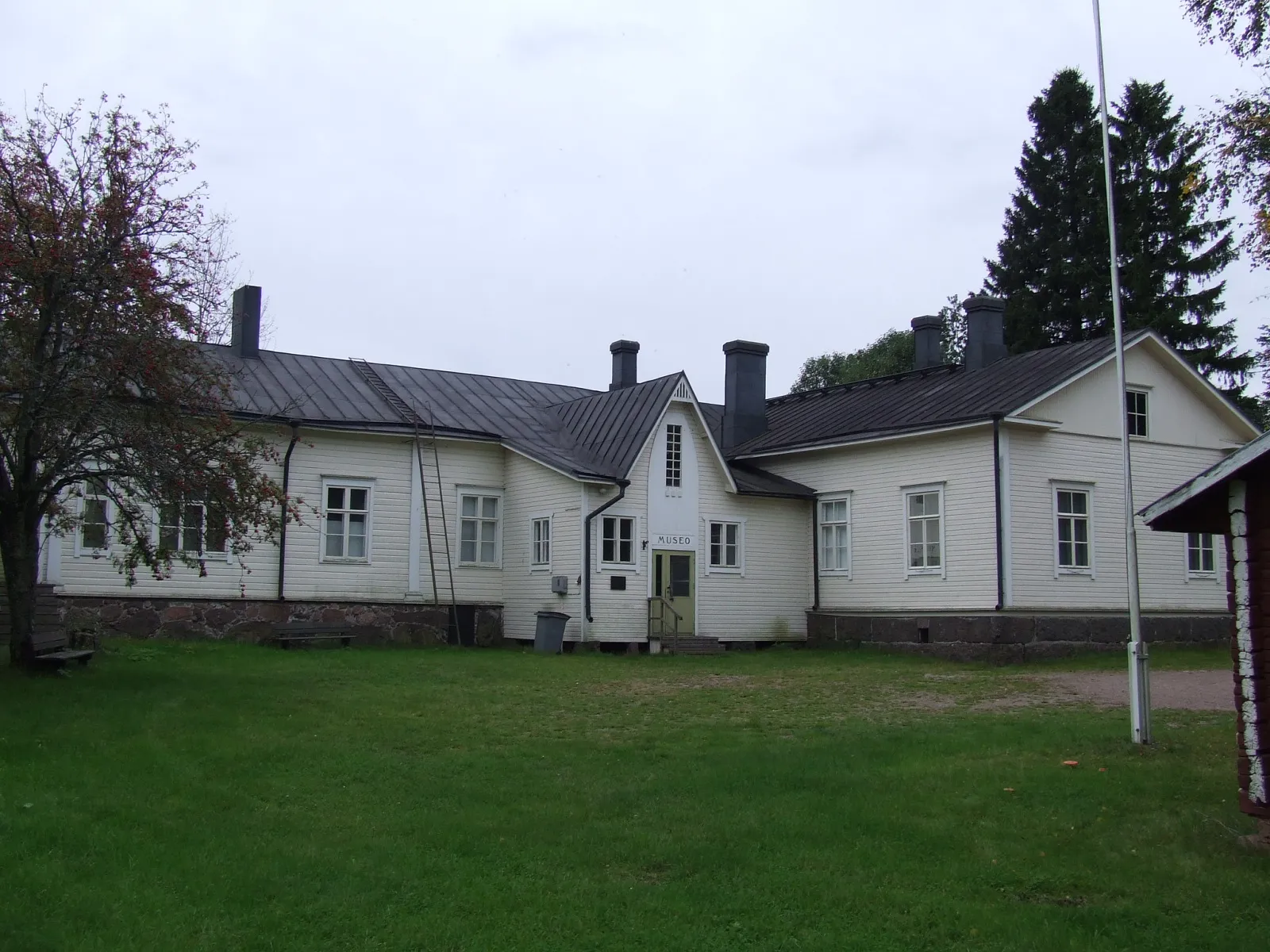 Photo showing: Vehkalahti Local History Museum in Husula, Hamina, Finland. The building was formerly a school.