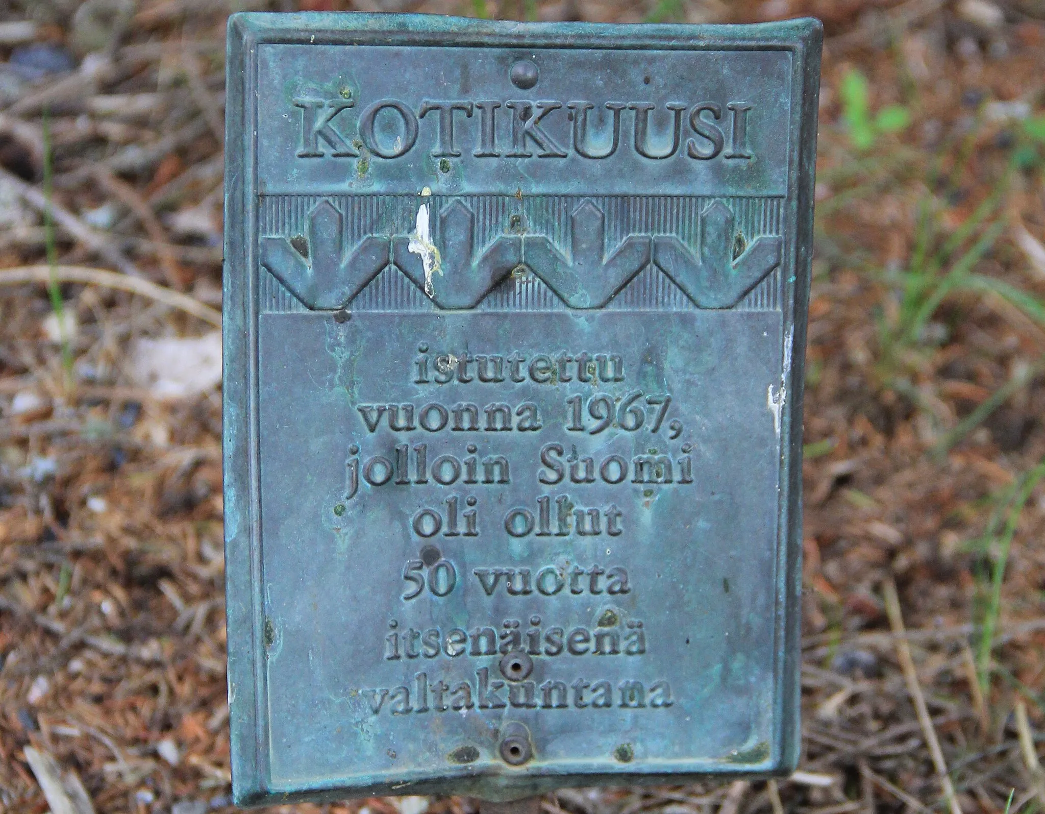 Photo showing: Finland 50 years of independence memorial spruce, Kojonkulma school, Loimaa, Finland. - This spruce was planted in 1967. - Photo of plaque.