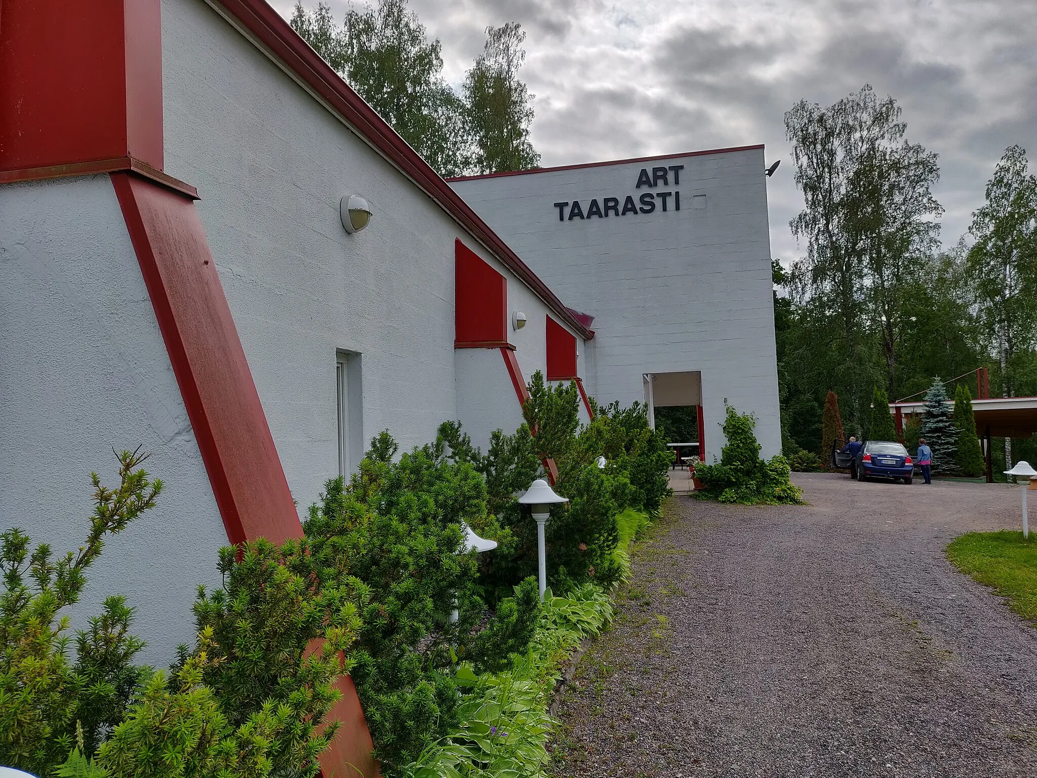 Photo showing: A white brick building with a text Art Taarasti.