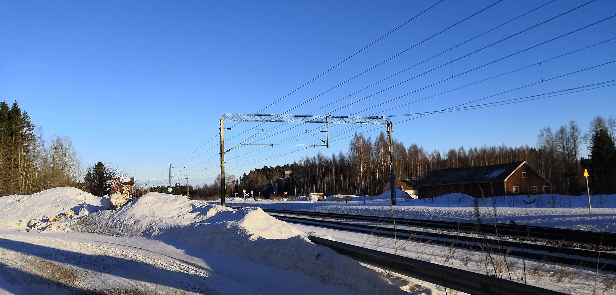Photo showing: Utin liikennepaikka ja vanha rautatieasema sekä ratapiha maaliskuussa 2019