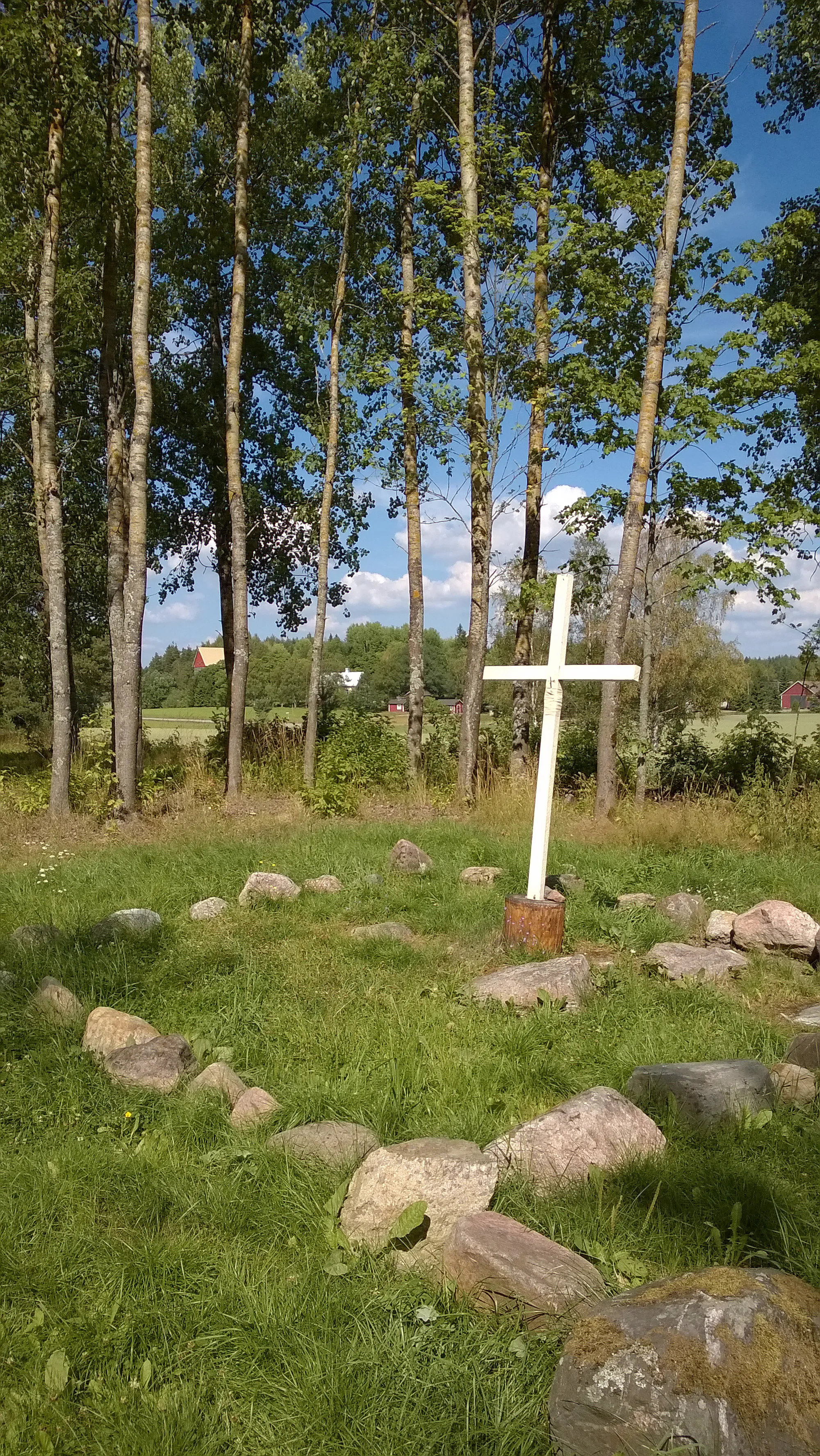 Photo showing: Ristimäki in Ravattula. The remains of the oldest known church in Finland.