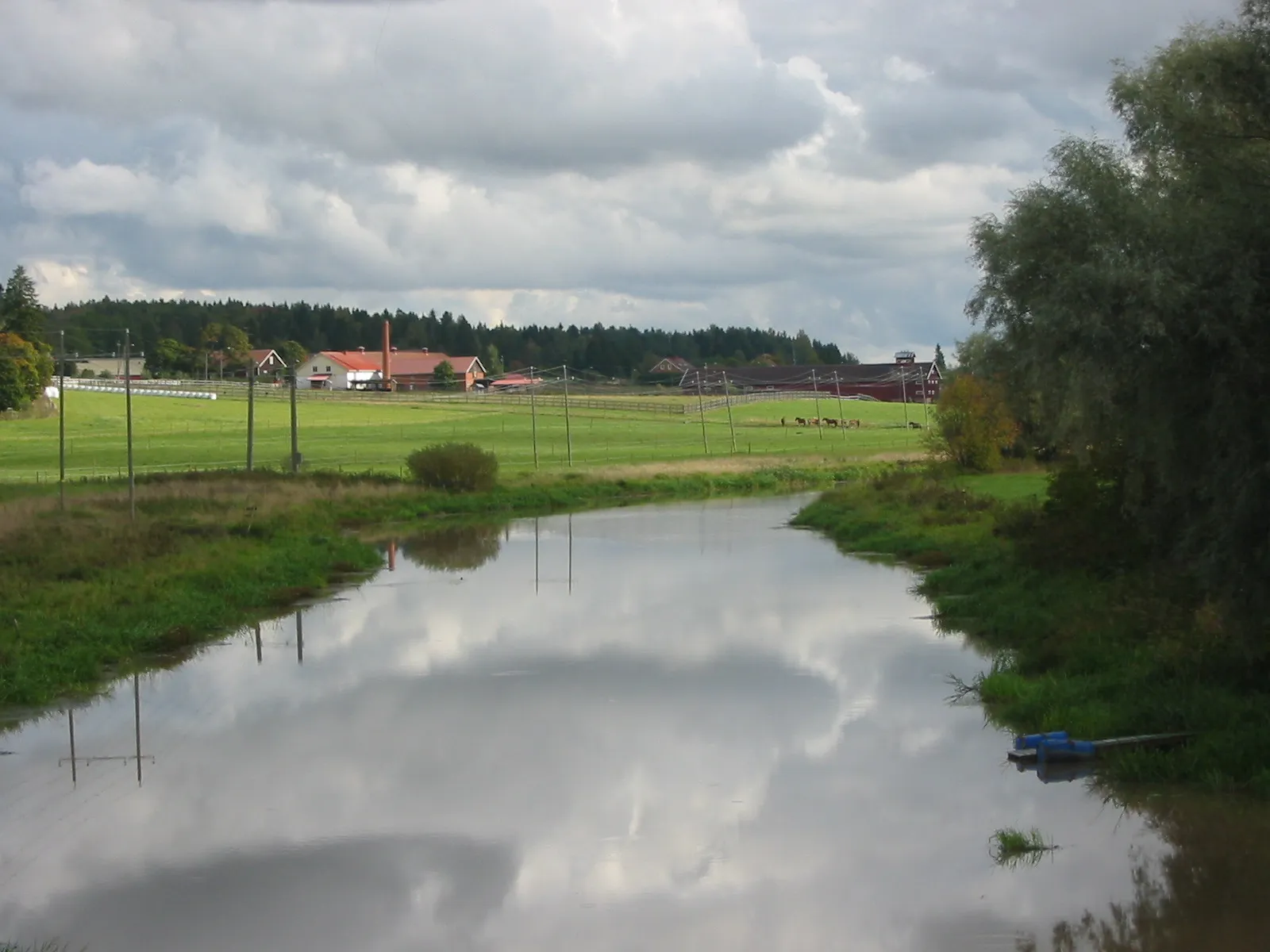 Photo showing: River Loimijoki in Ypäjä, Finland, seen from the Kurjensilta Bridge.