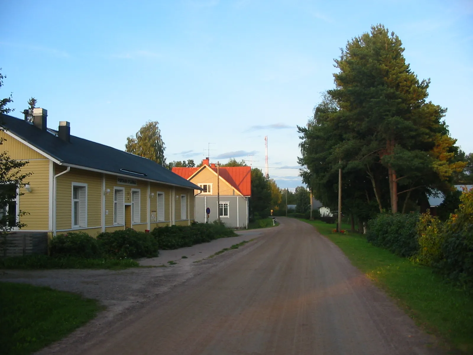 Photo showing: Portaan kylänraittia Tammelassa. Portaanraitti on osa historiallista Hämeen härkätietä. Vasemmalla Portaan kylätalo.