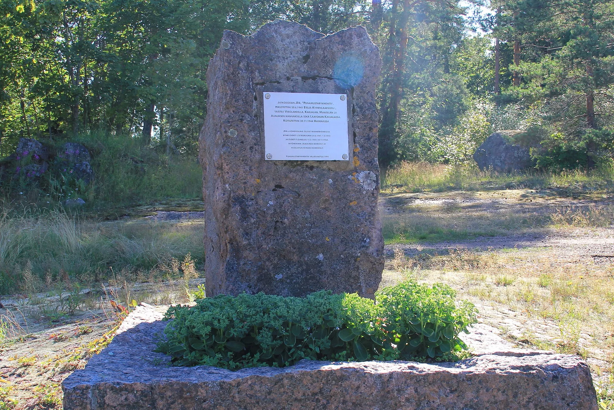 Photo showing: Memorial of "Jalkaväkirykmentti JR4" (Infantry regiment JR4), Virojoki, Virolahti, Finland. - Memorial was unveiled in 1991.