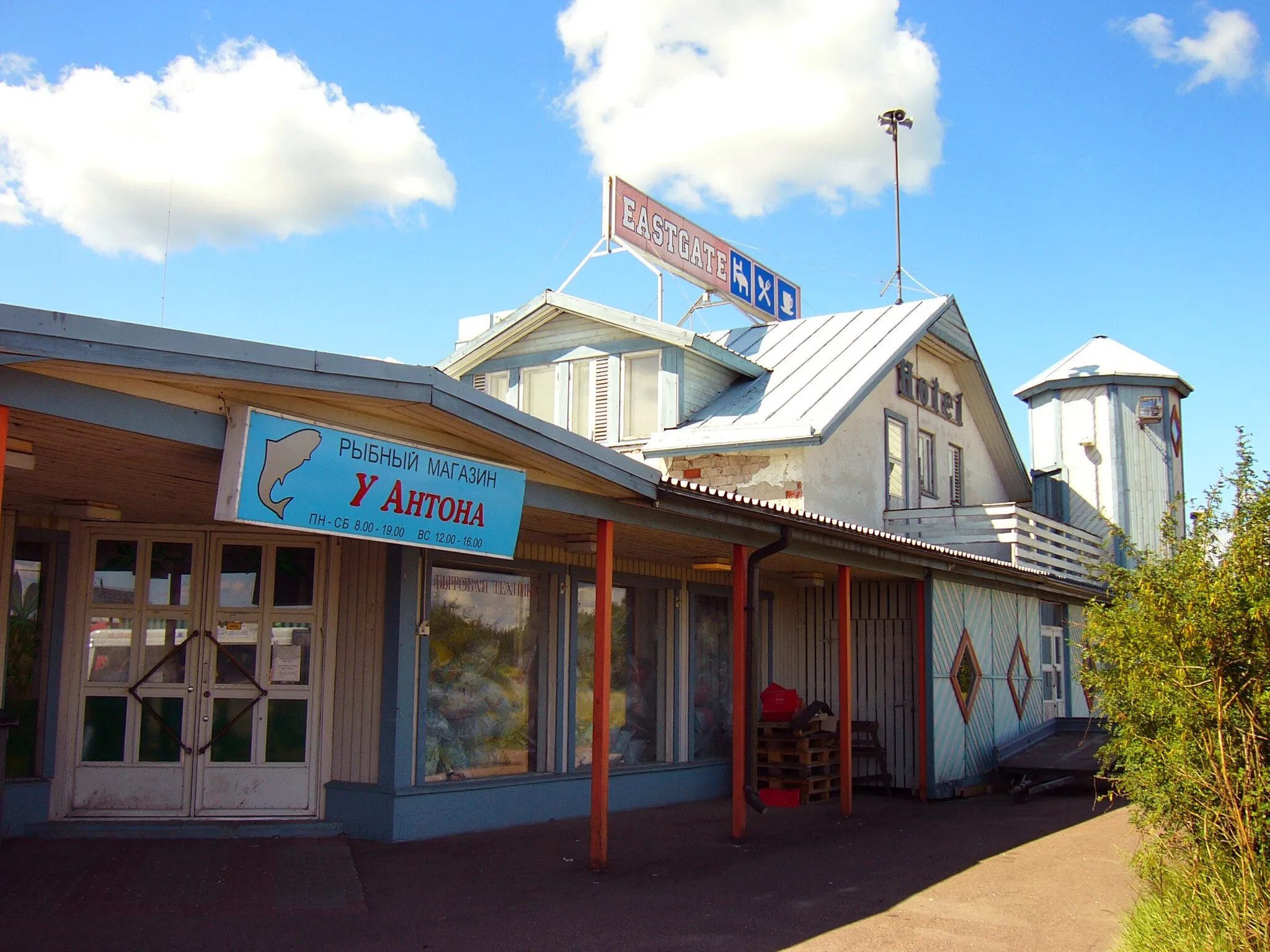 Photo showing: Hotel "Eastgate" and sea-food shop "From Anton's" in Vaalimaa, Finland, along the federal highway 7/E18, near finnish-russian borderline (4 km.).