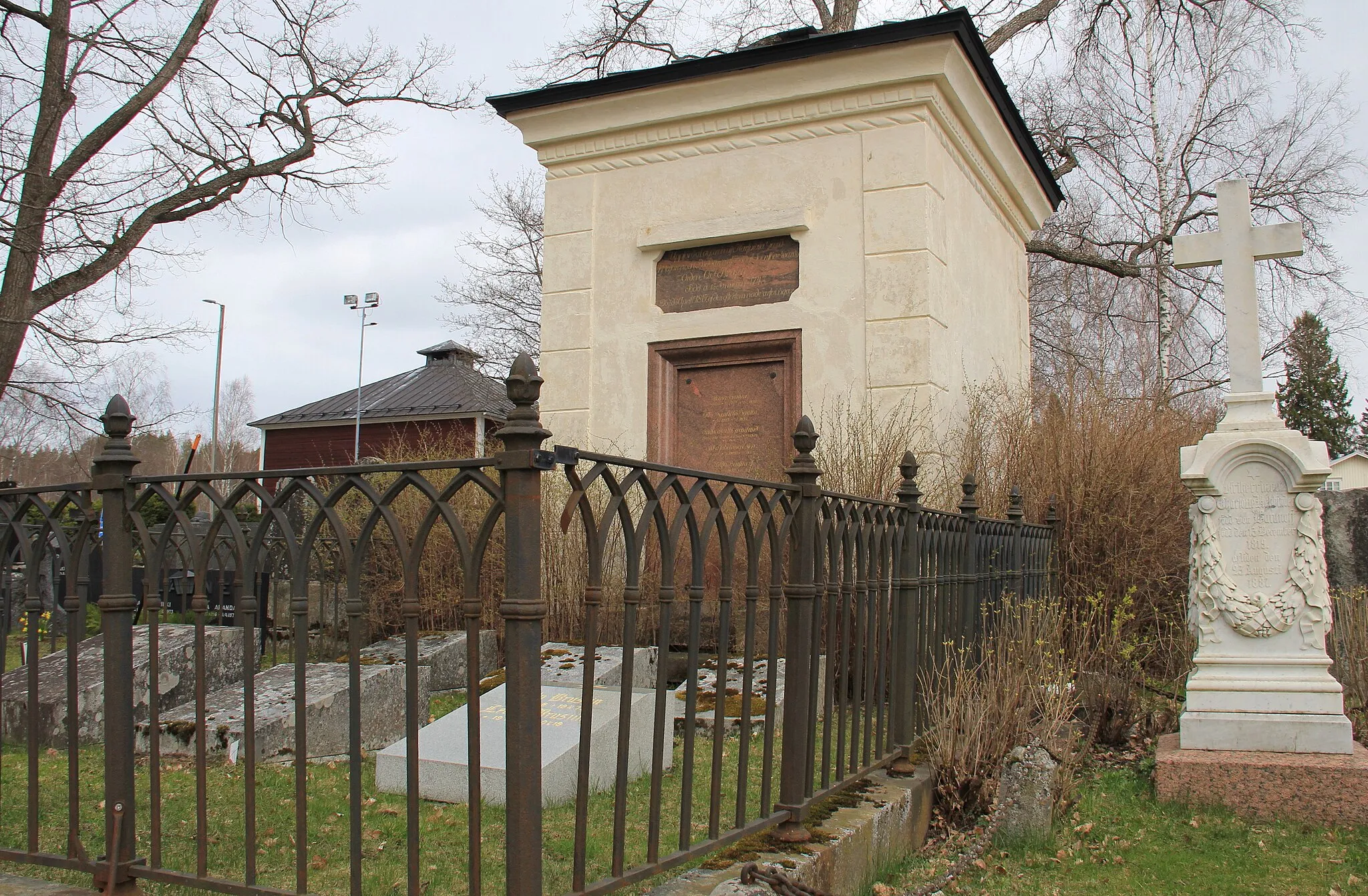 Photo showing: Burial chapel of Brusiin family, Vanaja cemetery, Hämeenlinna. Finland. - Chapel was completed in 1817. Behind chapel, left, is red grain storage completed in 1857. On the right grave of baroness Charlotte Rehbinder.