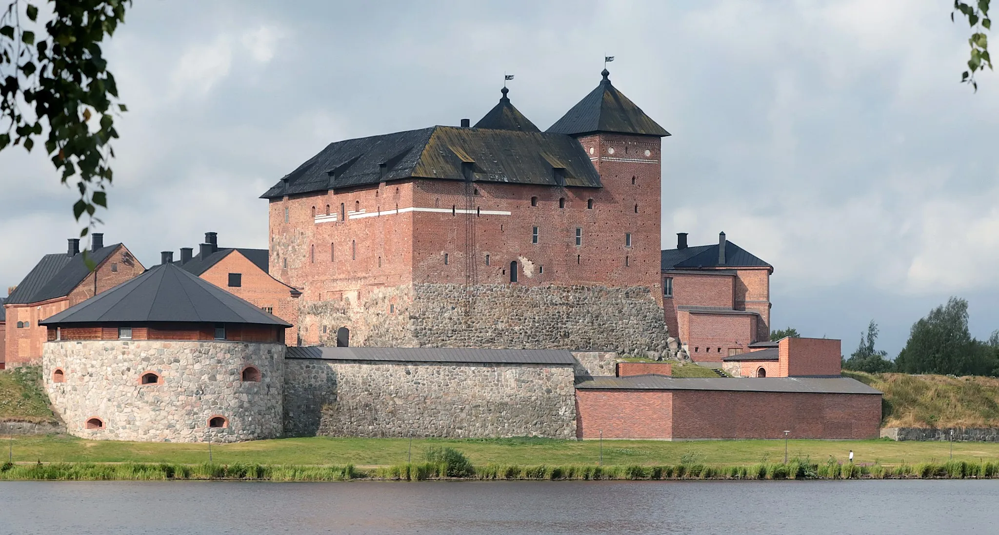 Photo showing: Häme Castle in Hämeenlinna, Finland, viewed from Varikonniemi across Linnansalmi.