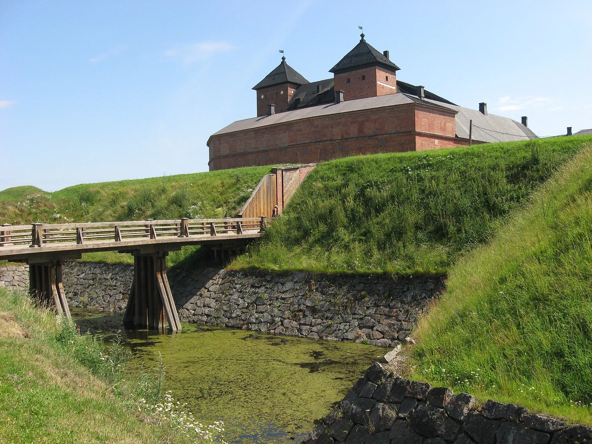 Photo showing: Castle of Häme on background with main entrance bridge over moat. Hämeenlinna, Finland.