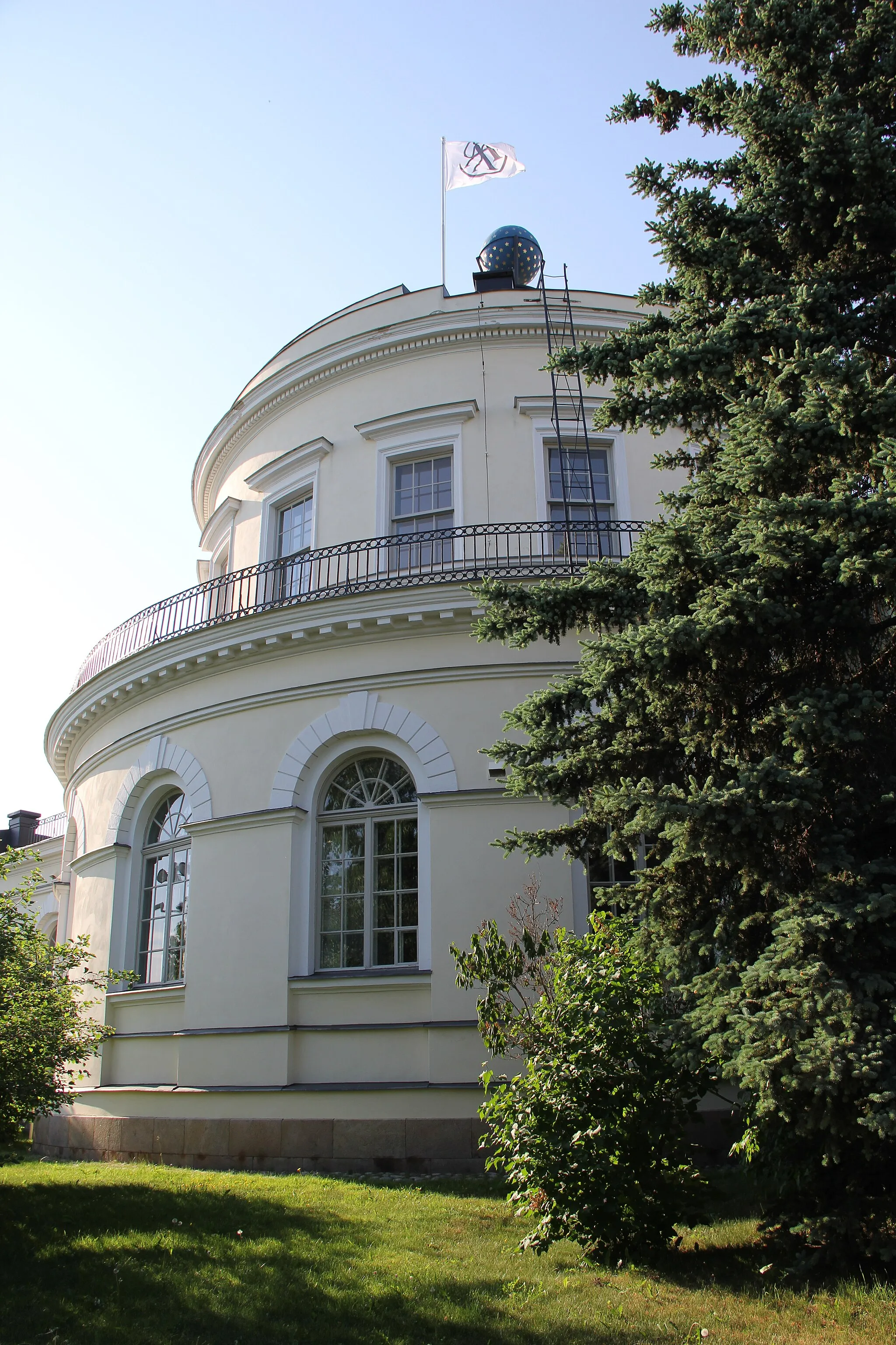 Photo showing: Vartiovuori Observatory is a former observatory in Turku, Finland. The building is designed by architect Carl Ludvig Engel. It was completed in 1819. Southern facade with rotunda.