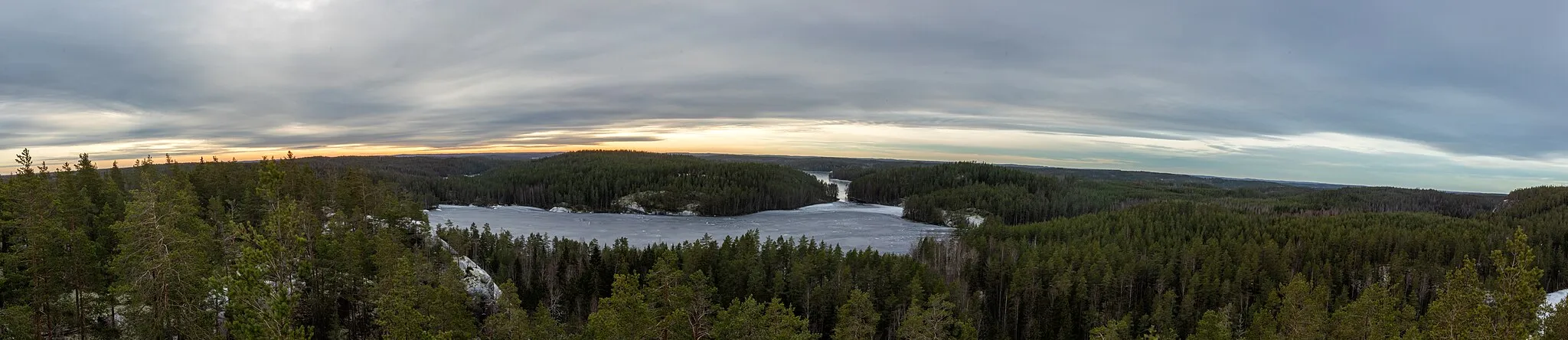 Photo showing: Panorama view from the Mustalamminvuori observation tower in Repovesi National Park, Kouvola, Finland.