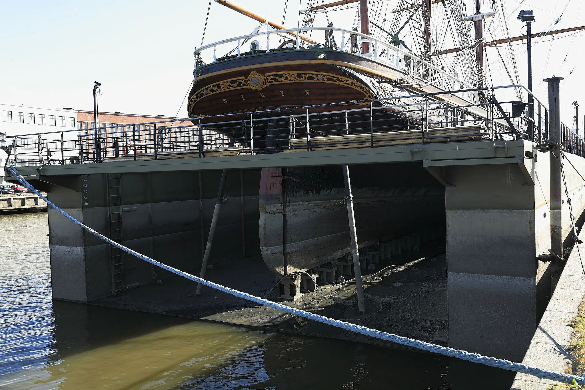 Photo showing: Das Museumsschiff Sigyn liegt offenbar aus Stabilitätsgründen schon seit Jahren dauerhaft in einem Schwimmdock. Ist dieses geflutet, macht der Rumpf der Sigyn einen völlig intakten Eindruck. Ist es aber gelenzt und aufgeschwommen, zeigt sich, dass der Kiel der Sigyn fest auf dem Dockboden aufgepallt ist. Offenbar ist das Schiff nicht mehr schwimmfähig.