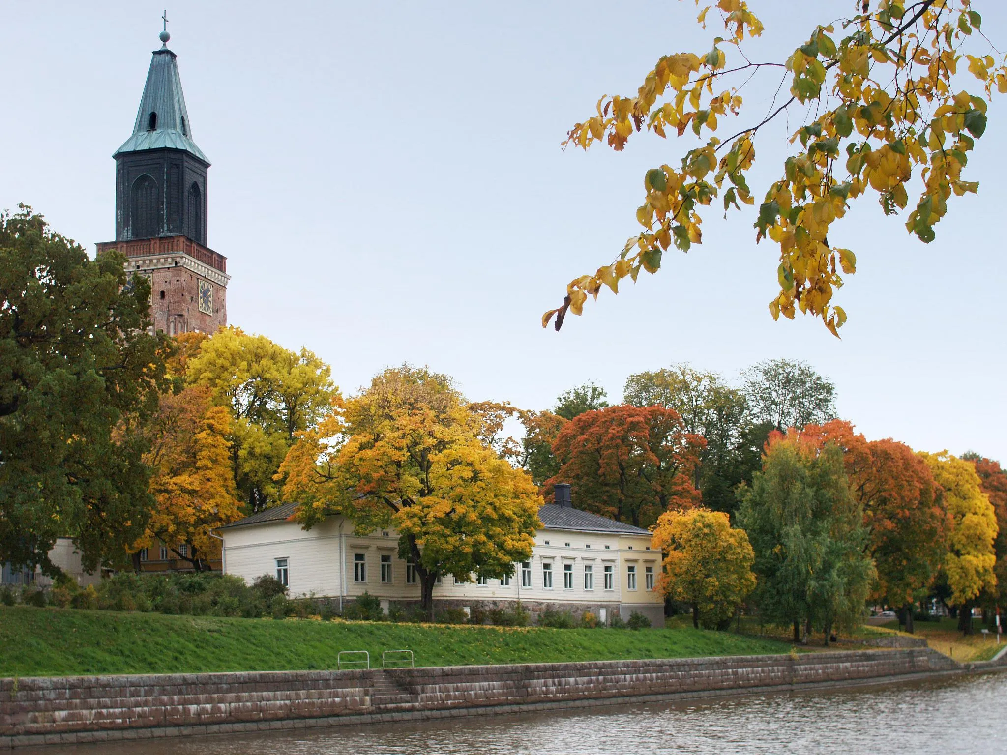 Photo showing: Autumn in Turku. The left bank of the river Aura, with the Cathedral and one of the houses of Åbo Akademi University.