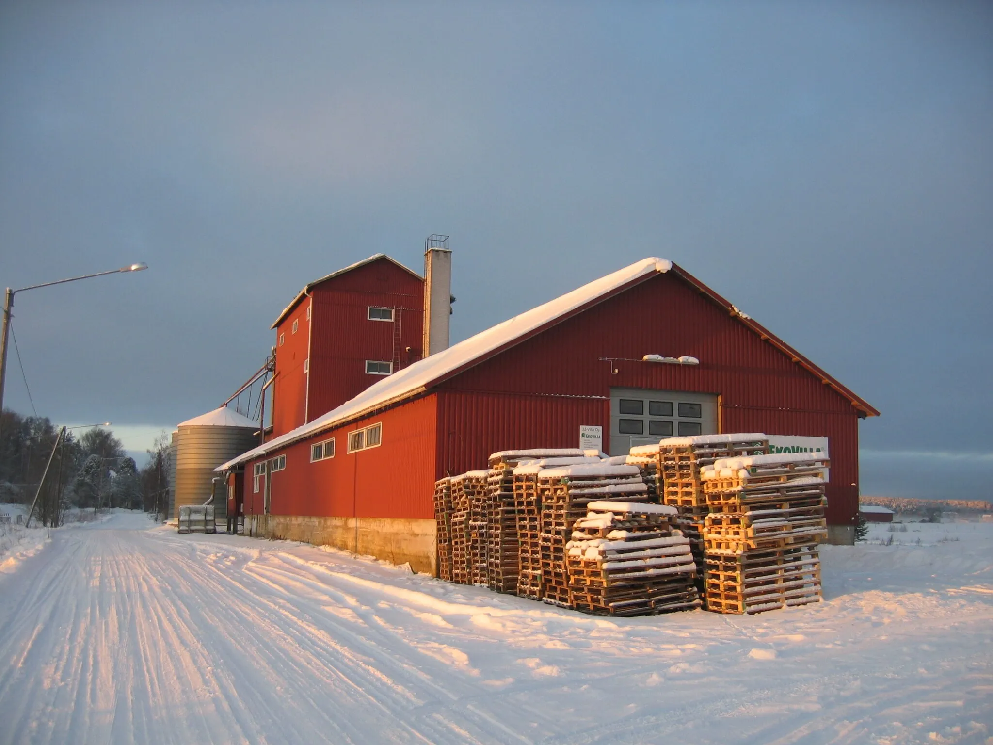 Photo showing: A grain processing facility by the railroad in Nousiainen, Finland