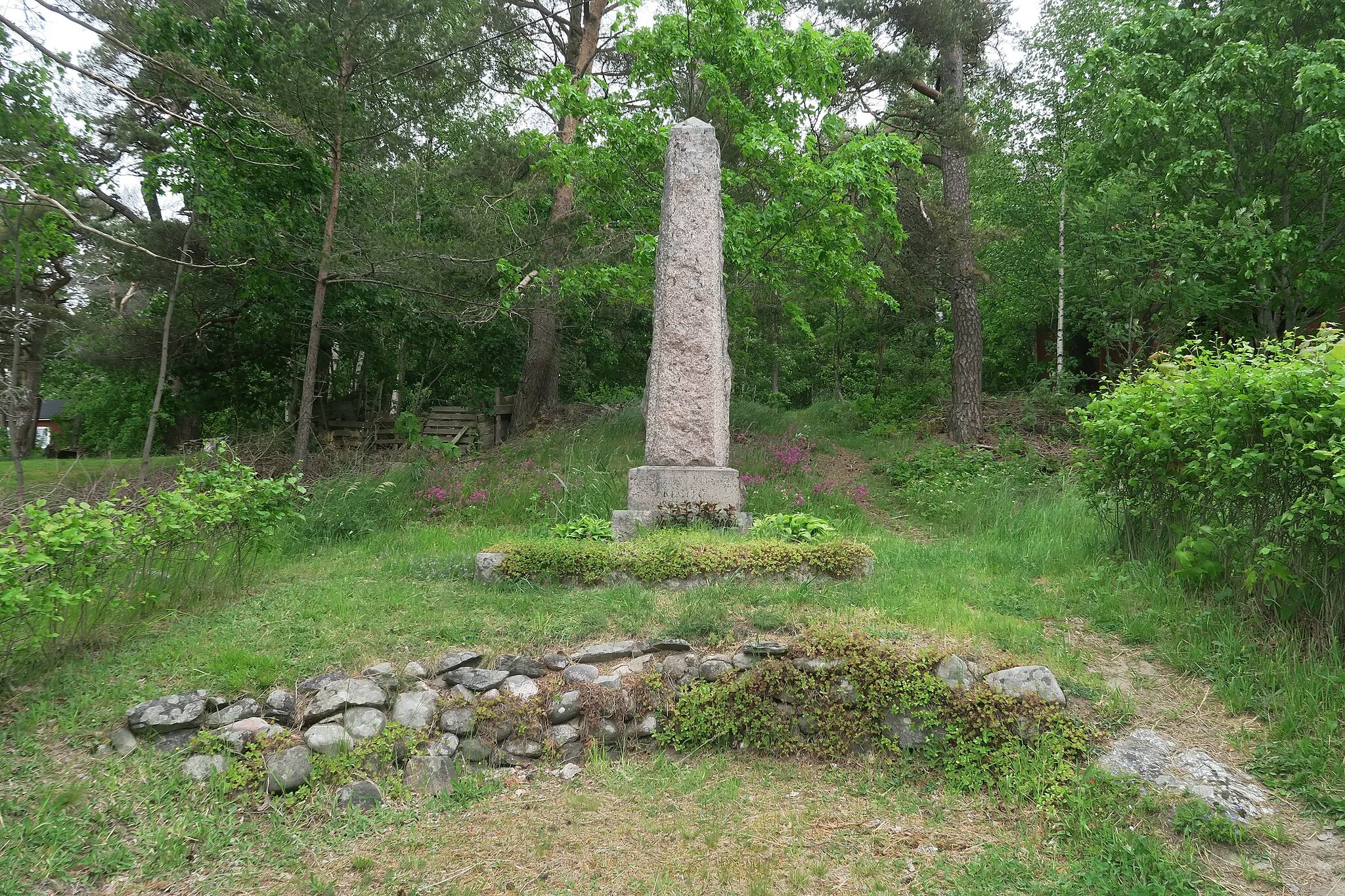 Photo showing: Obeliski "Kimito 1325-1925" ("Kemiö 1325-1925") Kemiön kirkkoa vastapäätä.