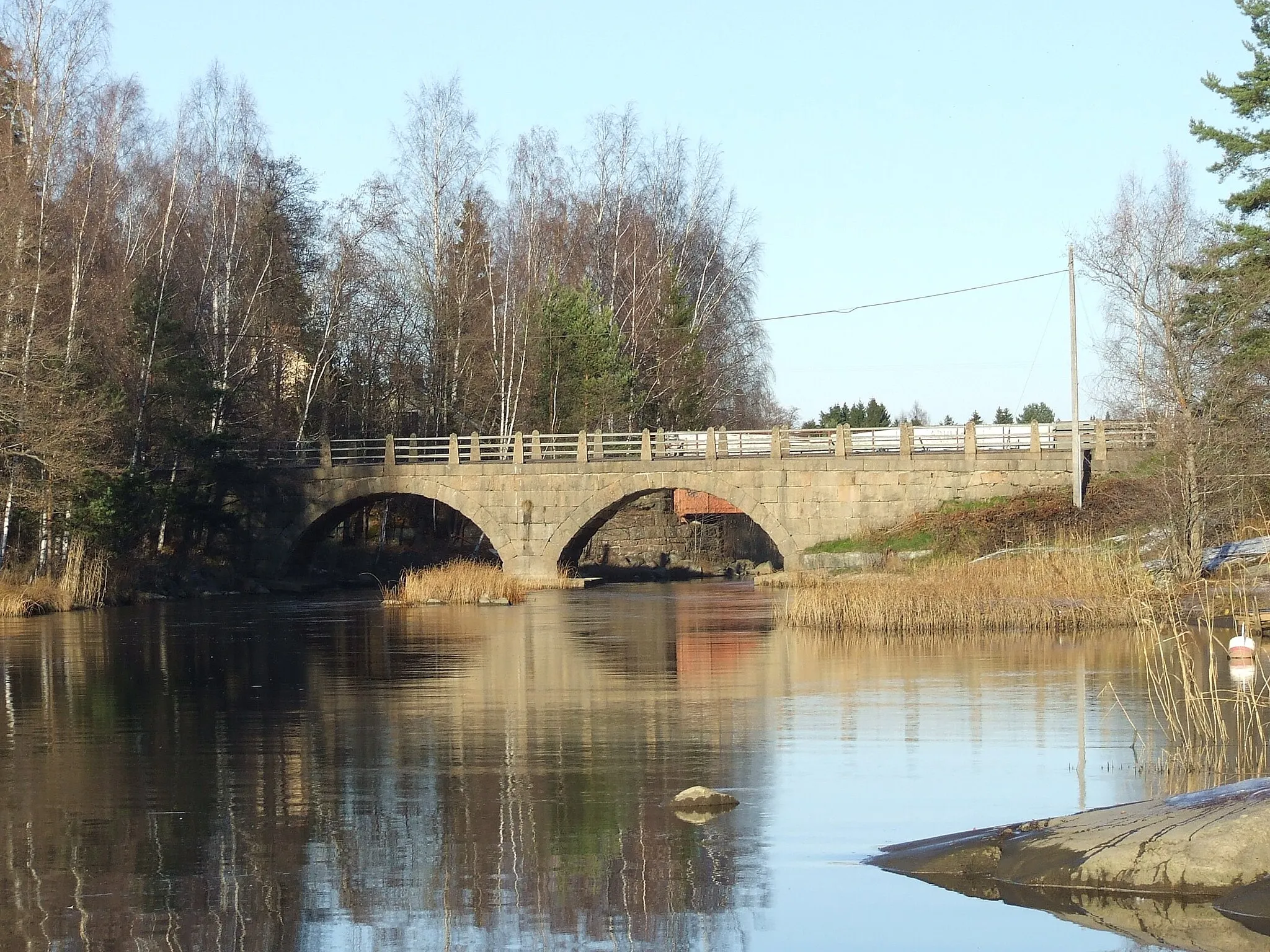 Photo showing: Salmenvirran silta Haminassa. Sillalta kaakkoon kohti Haminan keskustaa kulkee Mannerheimintie ja länsiluoteeseen Pirkantie.