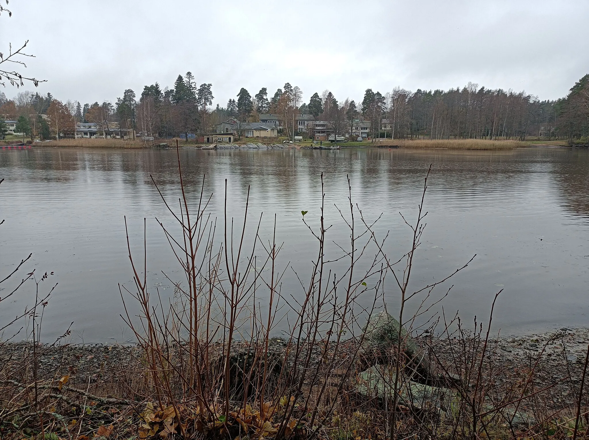 Photo showing: Haminan Saviniemen rannasta Salmenvirran yli kohti Salmenkylää