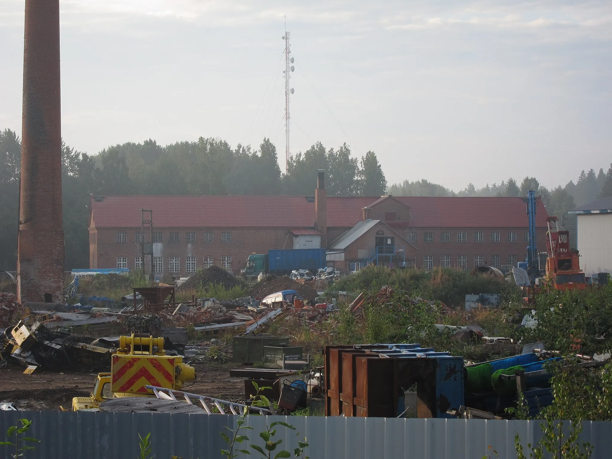 Photo showing: Entisen Juurikorven tiilitehtaan aluetta Kotkan Juurikorvessa. Alueella toimii nykyisin romuliike.