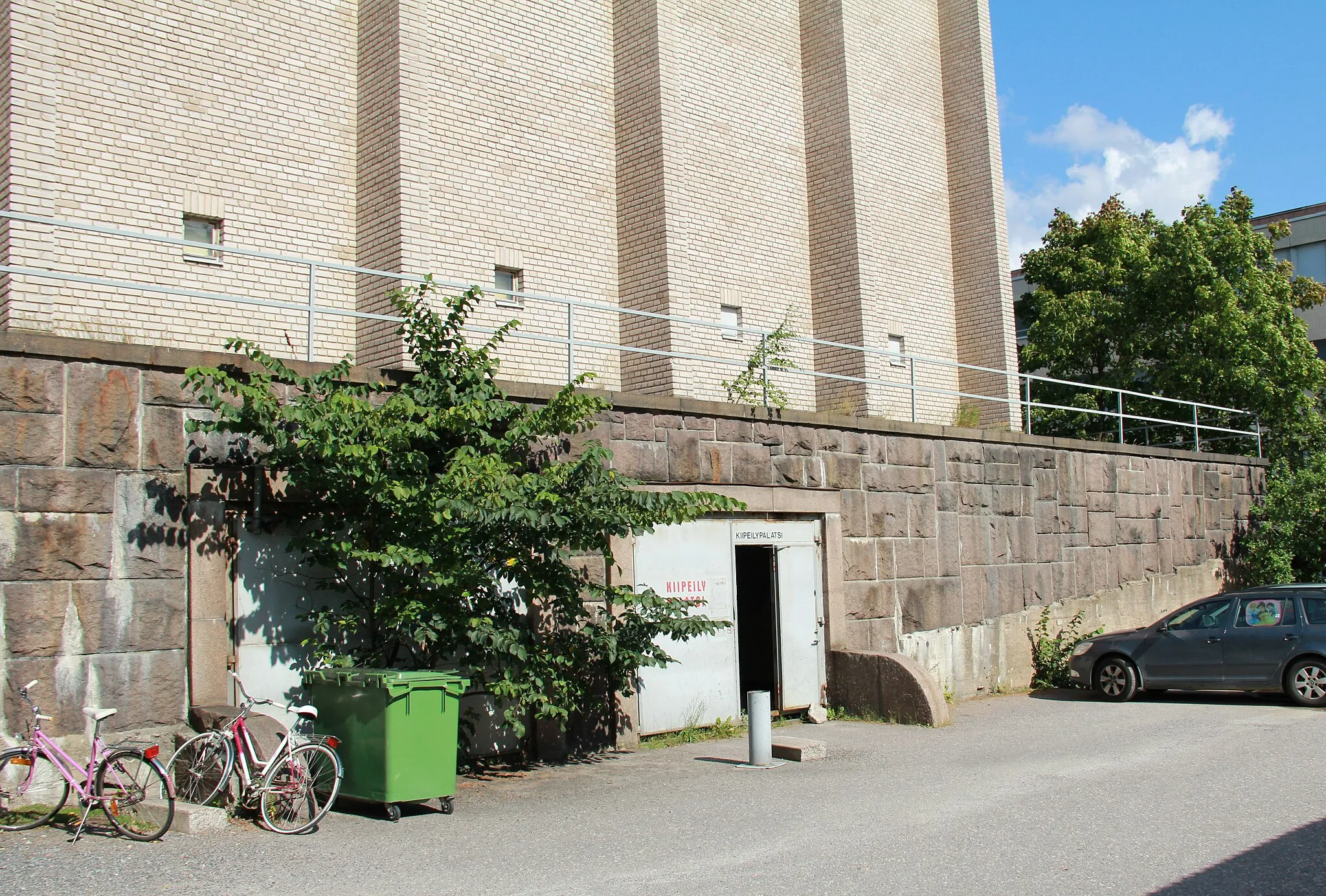 Photo showing: Water tower, Yliopistonmäki, Turku, Finland. Completed 1941, architects Erik Bryggman and Albert Richardtson.Door to the  indoor climbing gym.