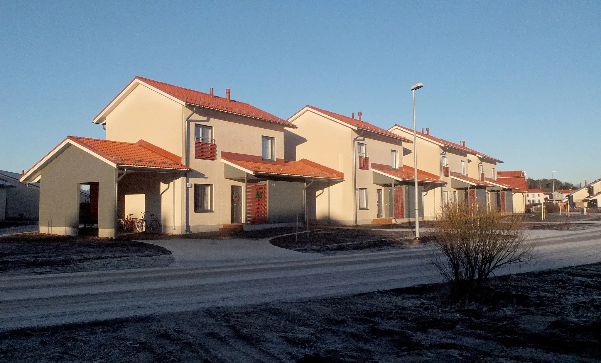 Photo showing: New semi-detached houses on Tähtimökatu / Stjärnblomsgatan street, Hannunniittu, Kurala, Turku, Finland, December 2013.