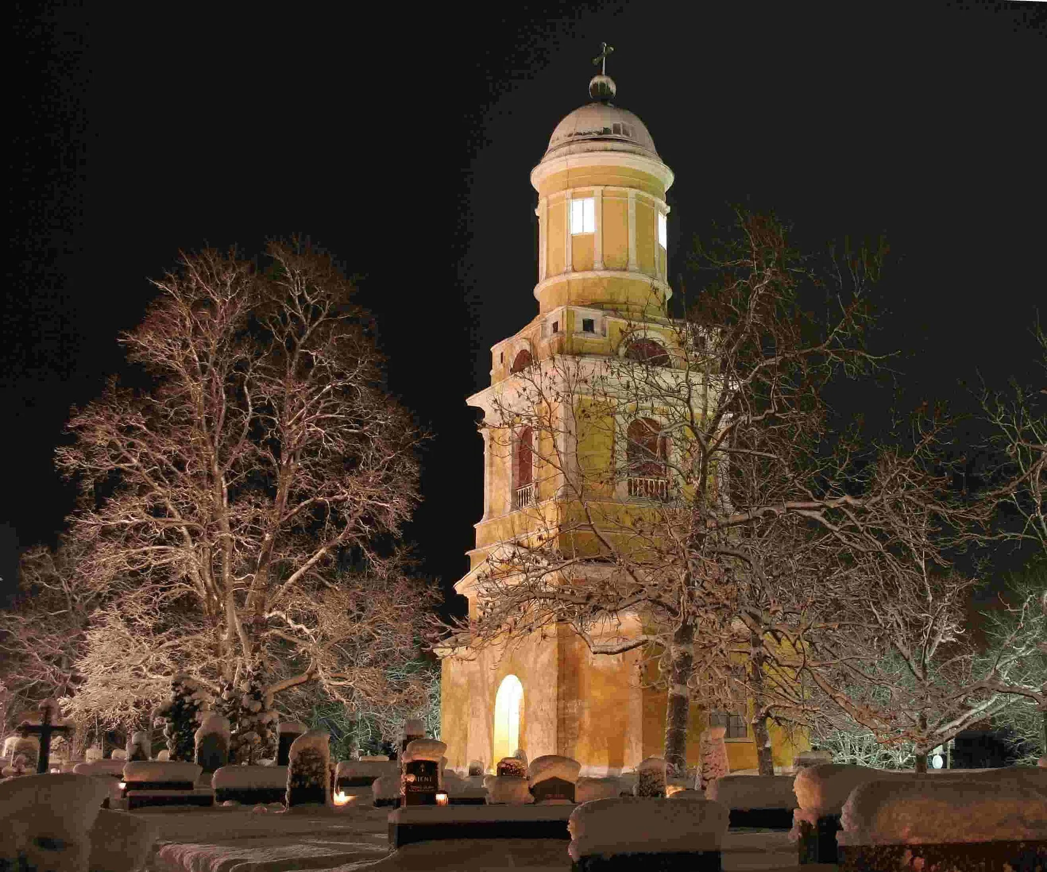 Photo showing: The bell tower of Hollola Evangelical Lutheran parish in the old center of Hollola municipality near the city of Lahti, Finland.  The neoclassical (empire) tower was designed by architect Carl Ludvig Engel and it was built in 1829–1831.