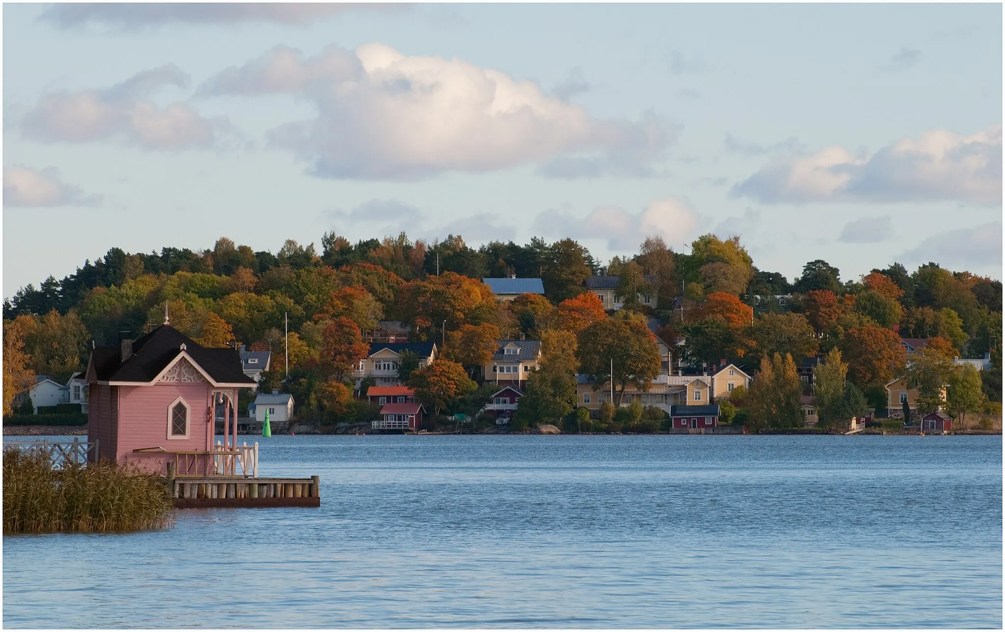 Photo showing: Autumn colours in Pikisaari, Hirvensalo Island, seen from Ruissalo, Turku, Finland