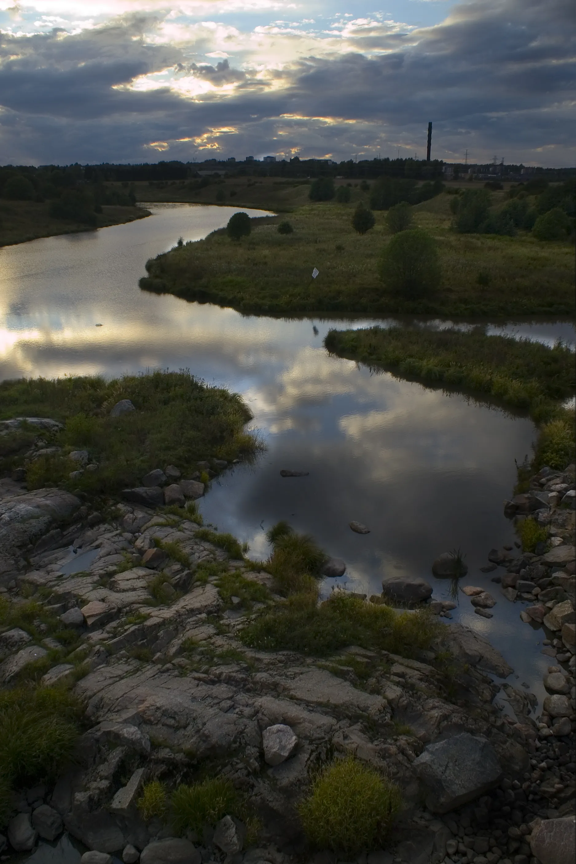 Photo showing: Aura River seen further from central Turku. From the Halinen bridge at a dry time?