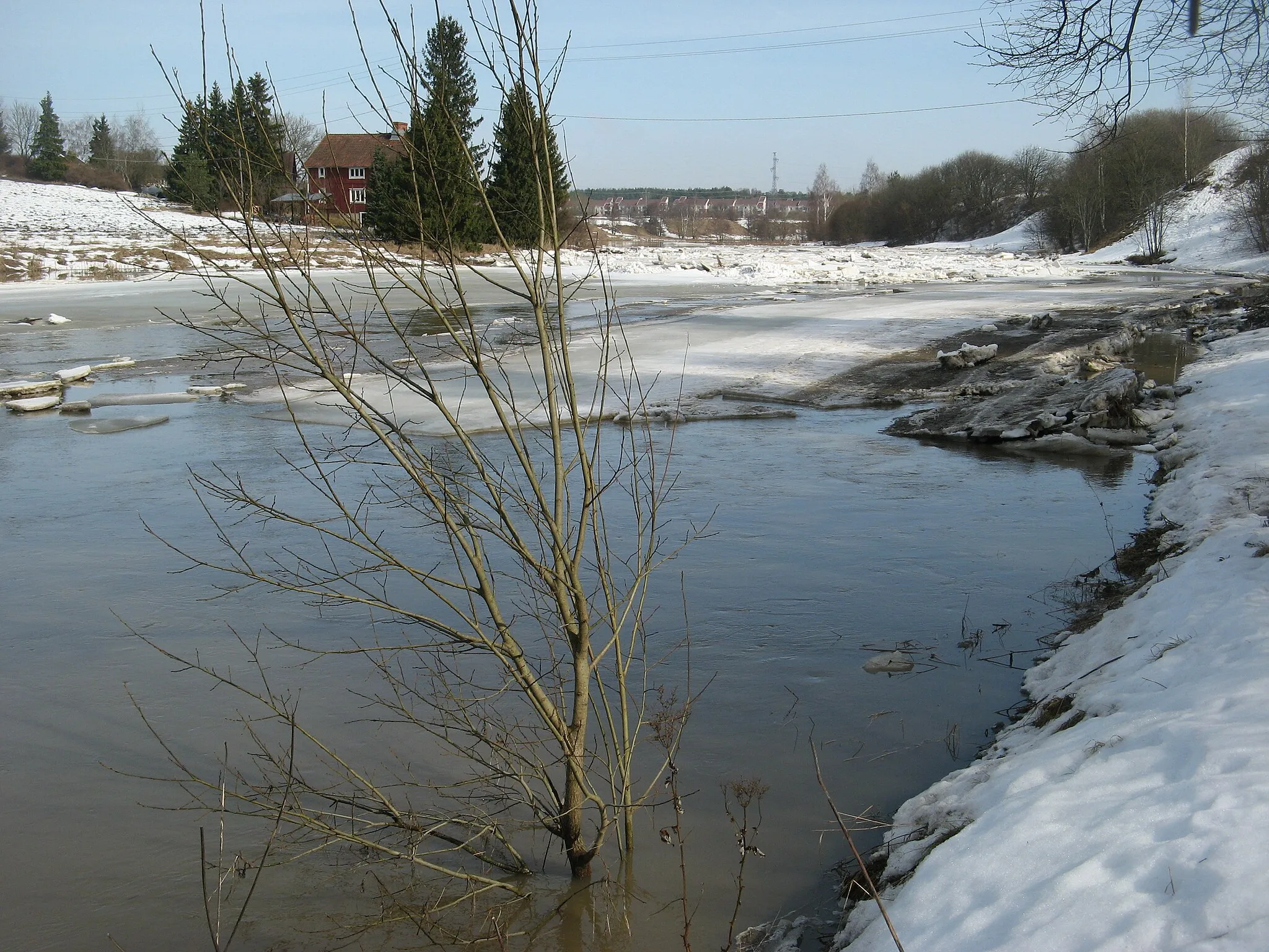 Photo showing: The ice is breaking in Aura River. View upstream; Koroinen on the left in the picture, student housing in Halinen further away.
