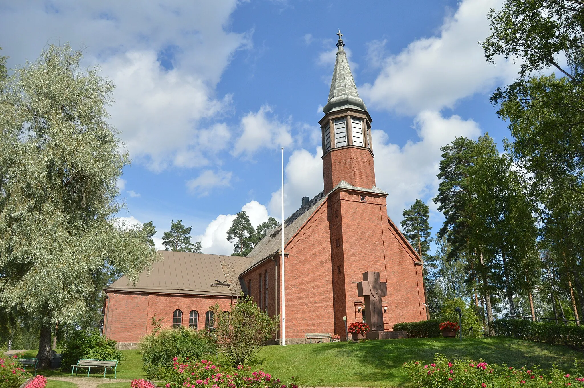 Photo showing: Ylämaan kirkko heinäkuussa 2016.