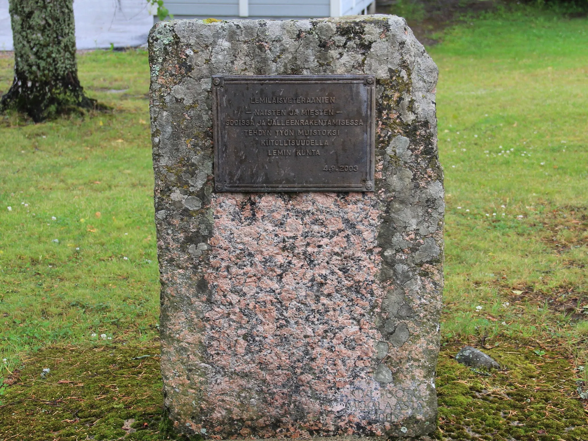 Photo showing: Muistojen kivi, in front of municipality hall, 2 Toukkalantie, Lemi, Finland. - Memorial for WWII veterans was unveiled in 2003.