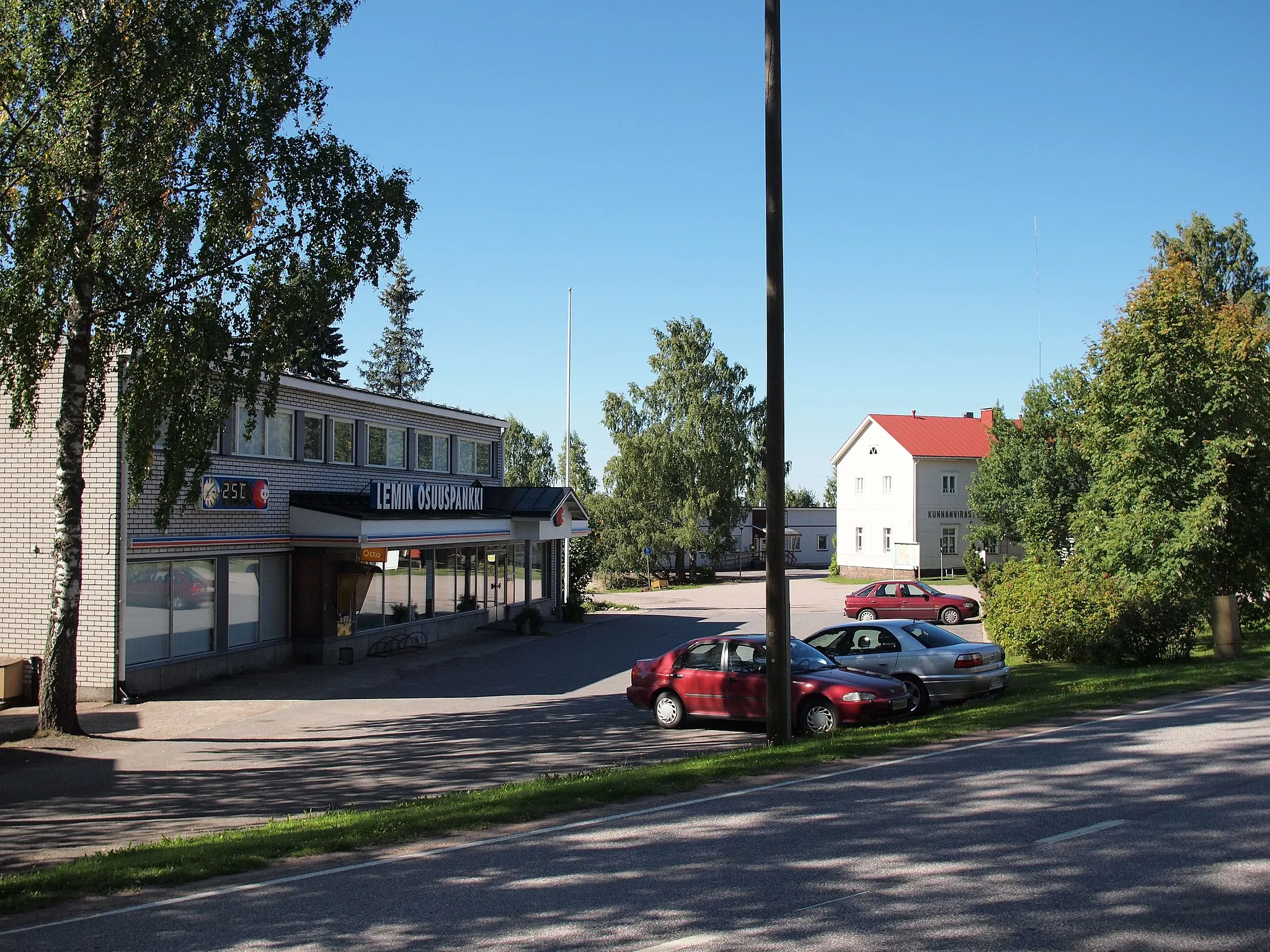 Photo showing: Centre of Lemi. On the left, a branch of Osuuspankki bank. On the right, municipal offices.