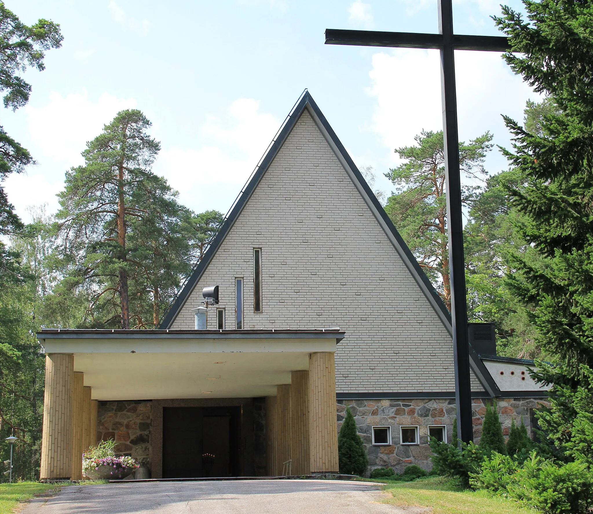 Photo showing: Ristikangas Chapel in Ristikangas Cemetery, Lappeenranta, Finland. The chapel was designed by architect Erik Bryggman and completed in 1957. - Main entrance.