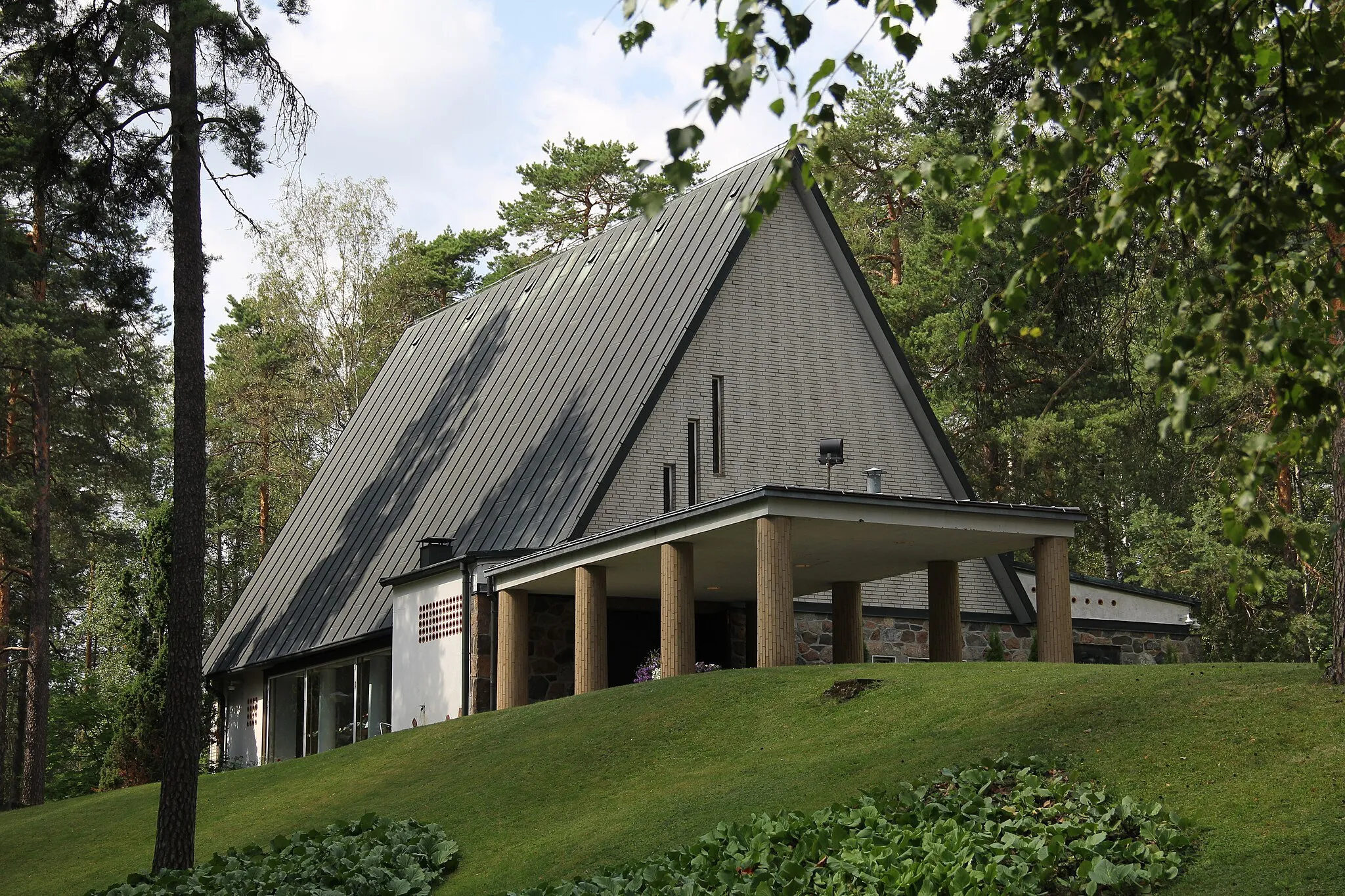 Photo showing: Ristikangas Chapel in Ristikangas Cemetery, Lappeenranta, Finland. The chapel was designed by architect Erik Bryggman and completed in 1957. - Seen from southwest.