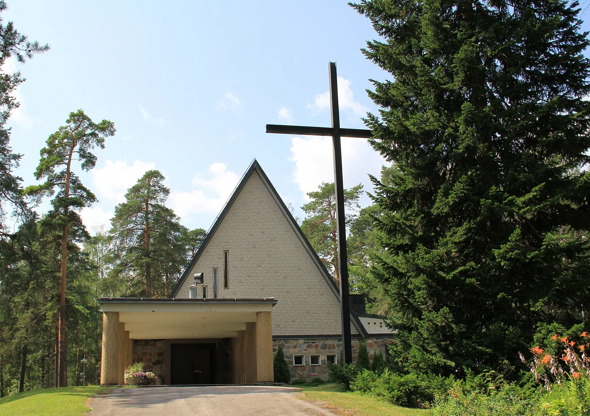 Photo showing: Ristikangas Chapel in Ristikangas Cemetery, Lappeenranta, Finland. The chapel was designed by architect Erik Bryggman and completed in 1957.- Main entrance.