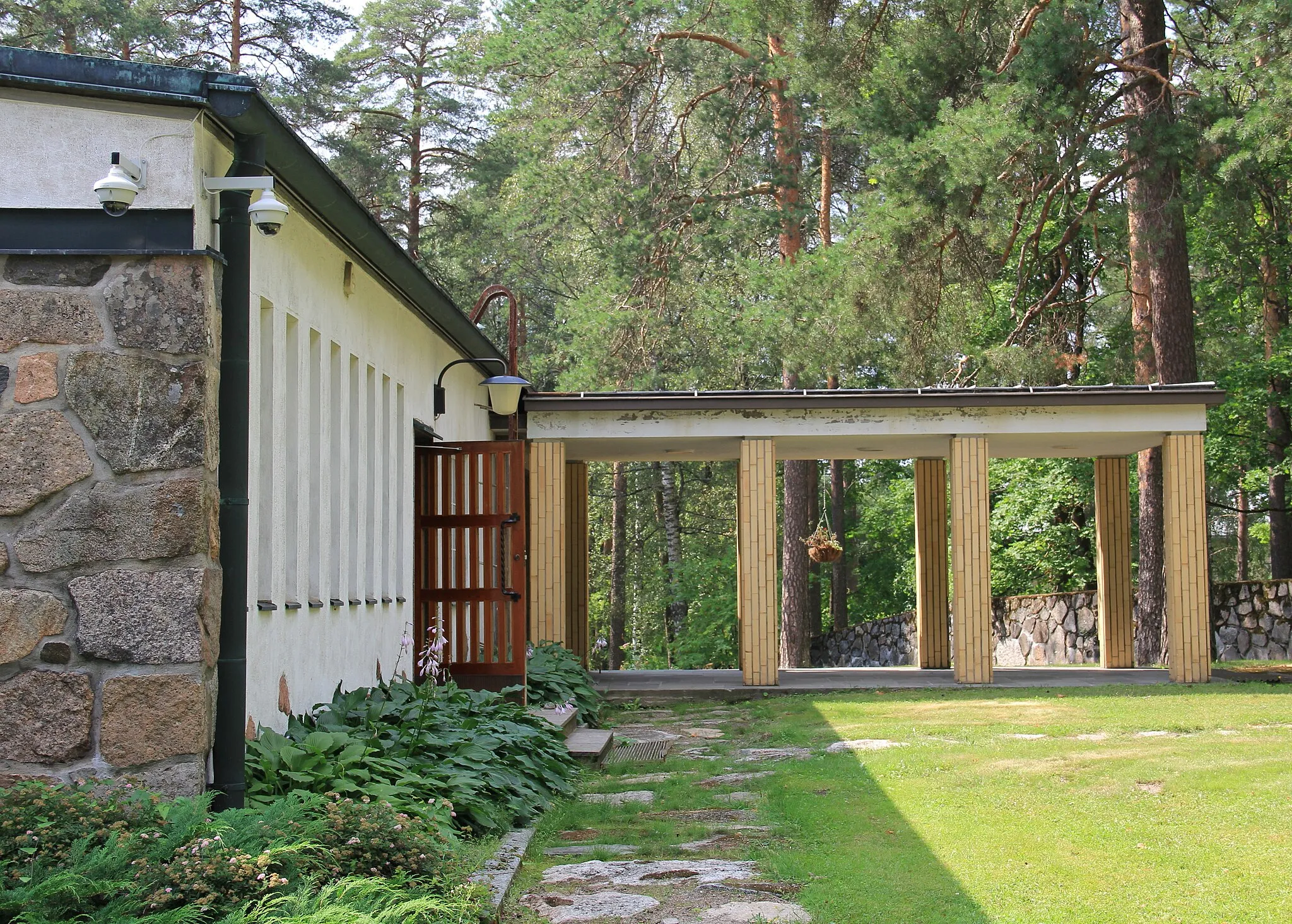 Photo showing: Ristikangas Chapel in Ristikangas Cemetery, Lappeenranta, Finland. The chapel was designed by architect Erik Bryggman and completed in 1957. - Northern entrance.