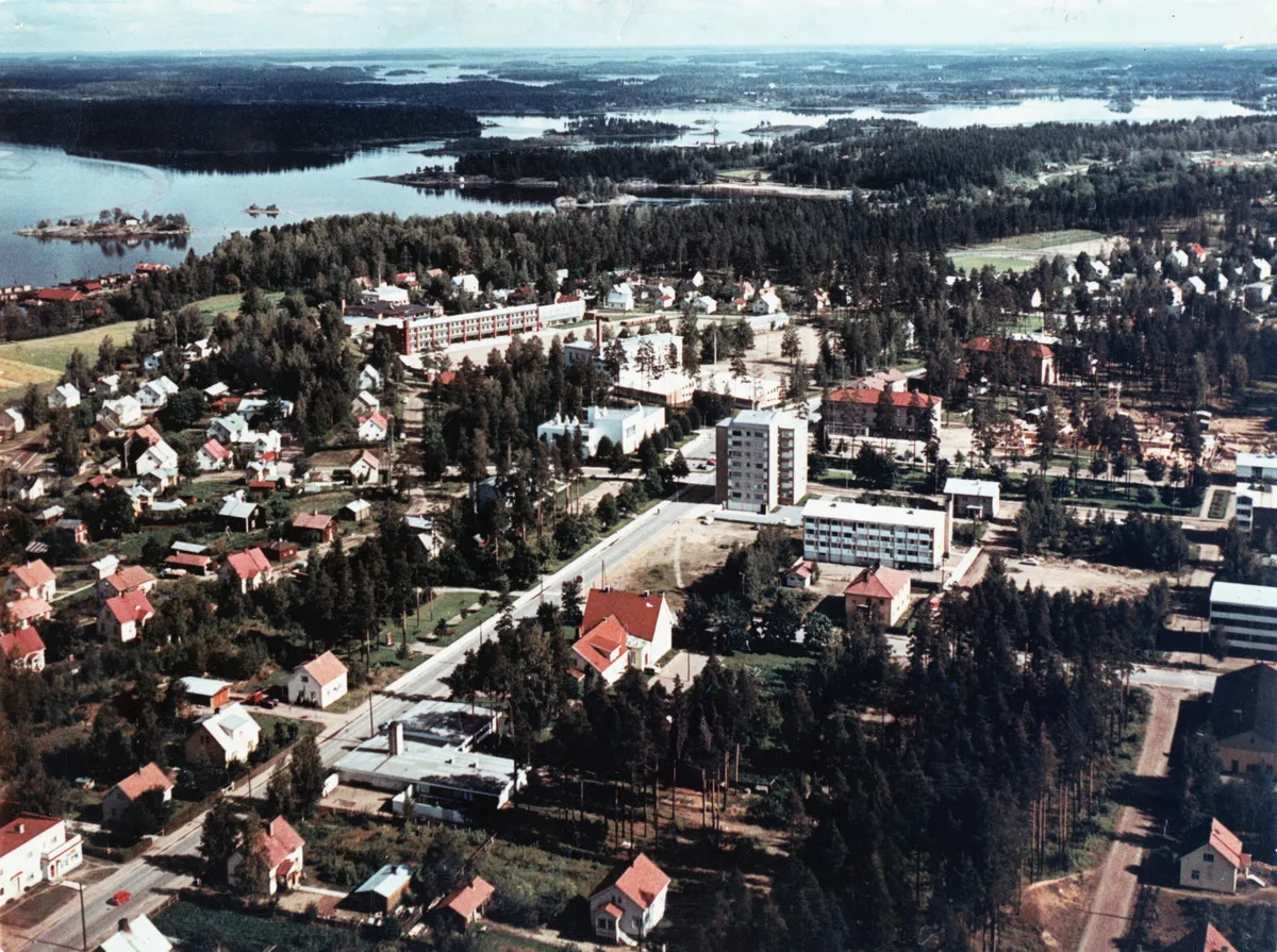 Photo showing: Streets and buildings in the center of Lauritsala, Saimaa in the background