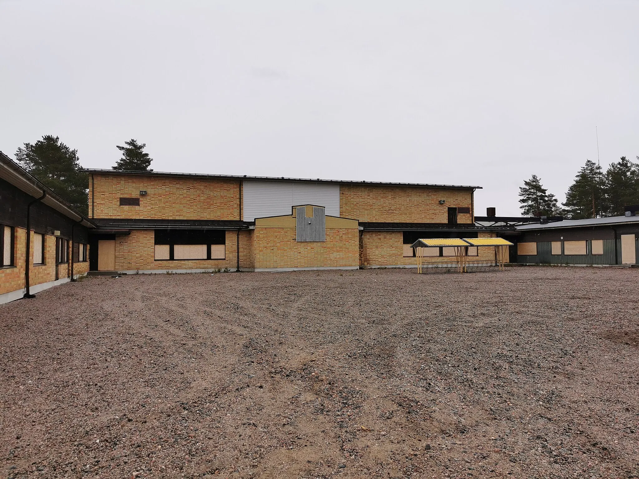Photo showing: Saimaanharju former primary school in May 2022. The building was demolished during summer of 2022.