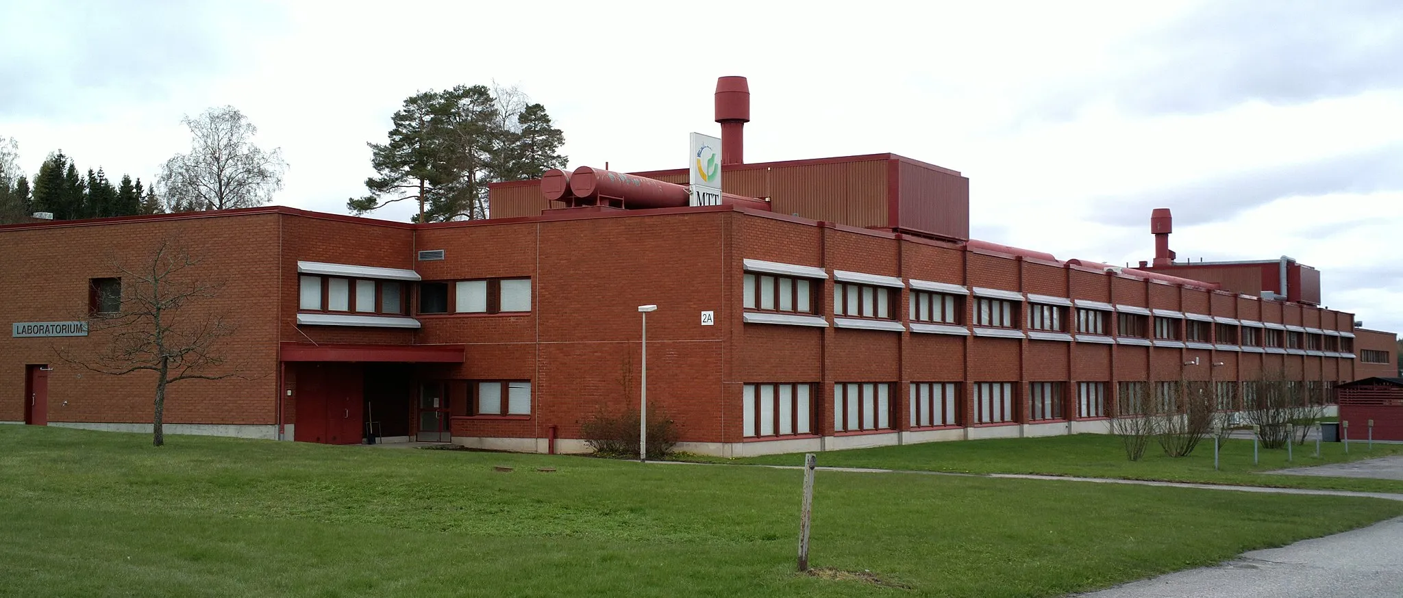 Photo showing: One of the MTT agrifood research institute buildings in Jokioinen