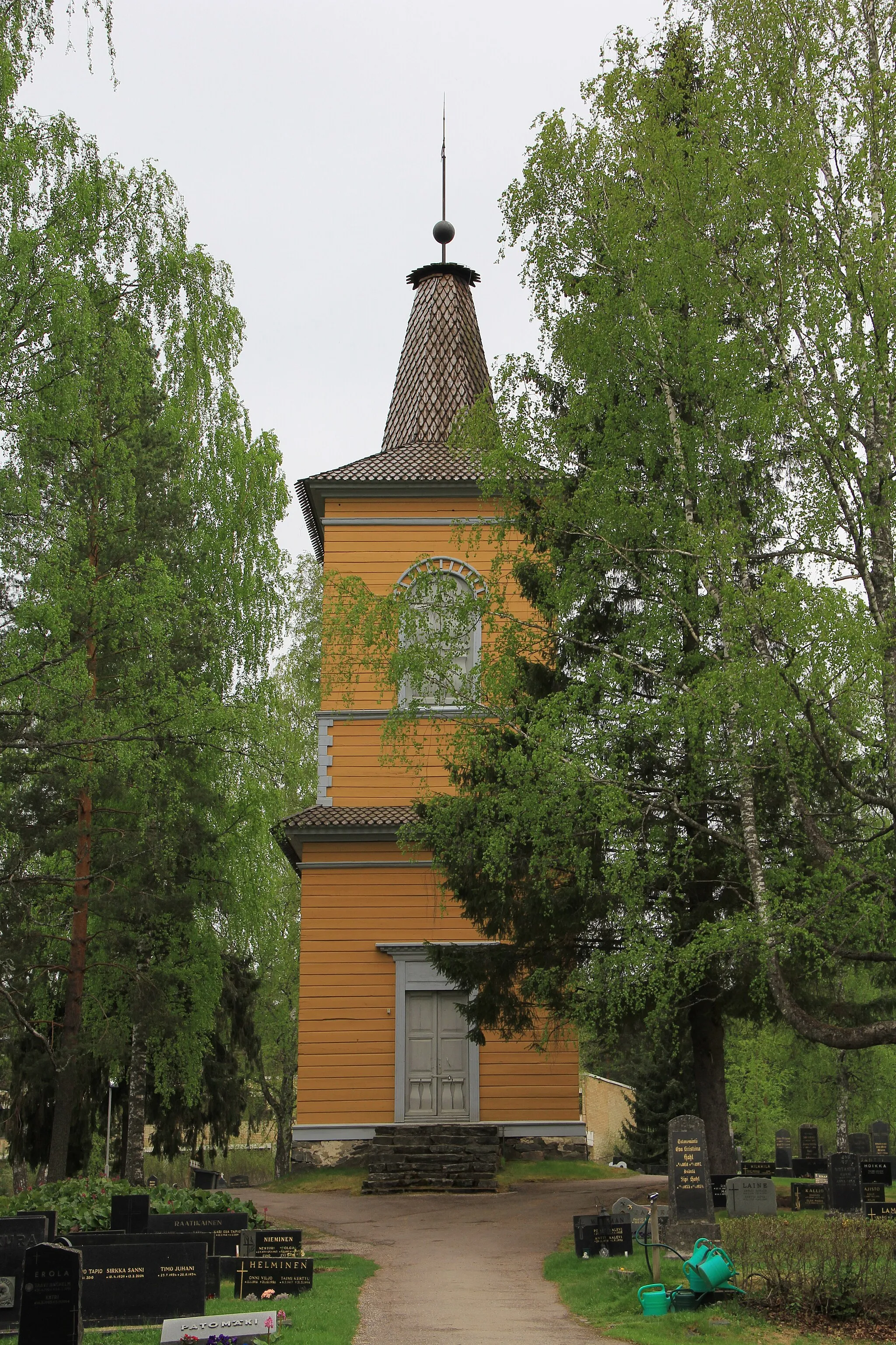 Photo showing: Heinola Rural Parish church bell tower, Heinola, Finland. It was completed in 1834. It is designed by german architect Carl Ludvig Engel. Photo taken from the main entrance of the church.