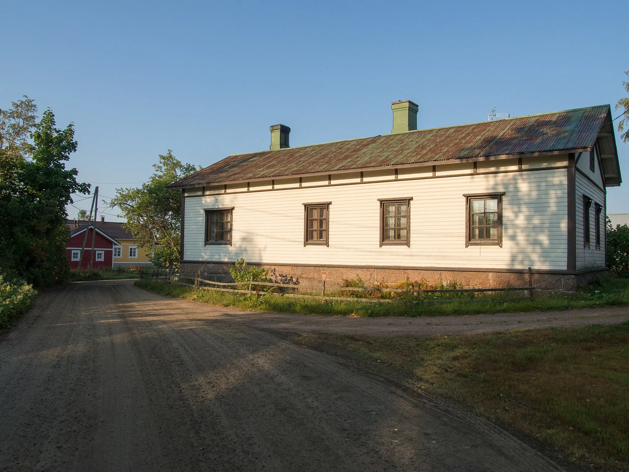 Photo showing: Näkymä Kotkan Kaarniemen kylästä Kaarniementieltä.