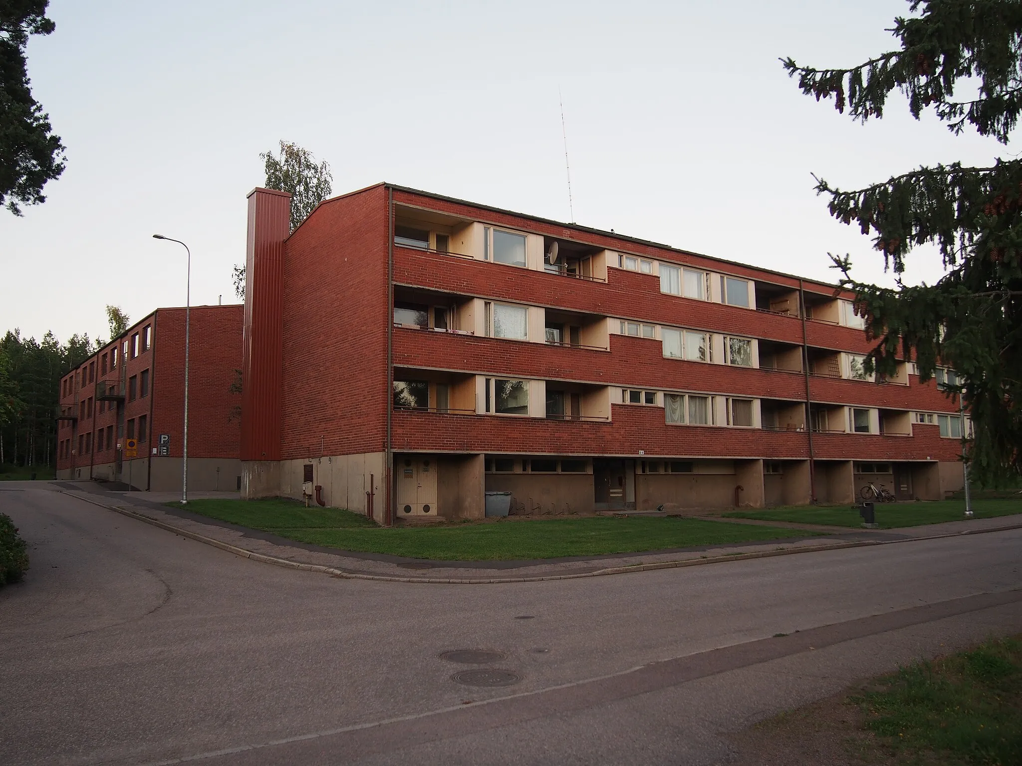 Photo showing: Ristinkallion Pahkakadun kerrostaloja Kotkassa.