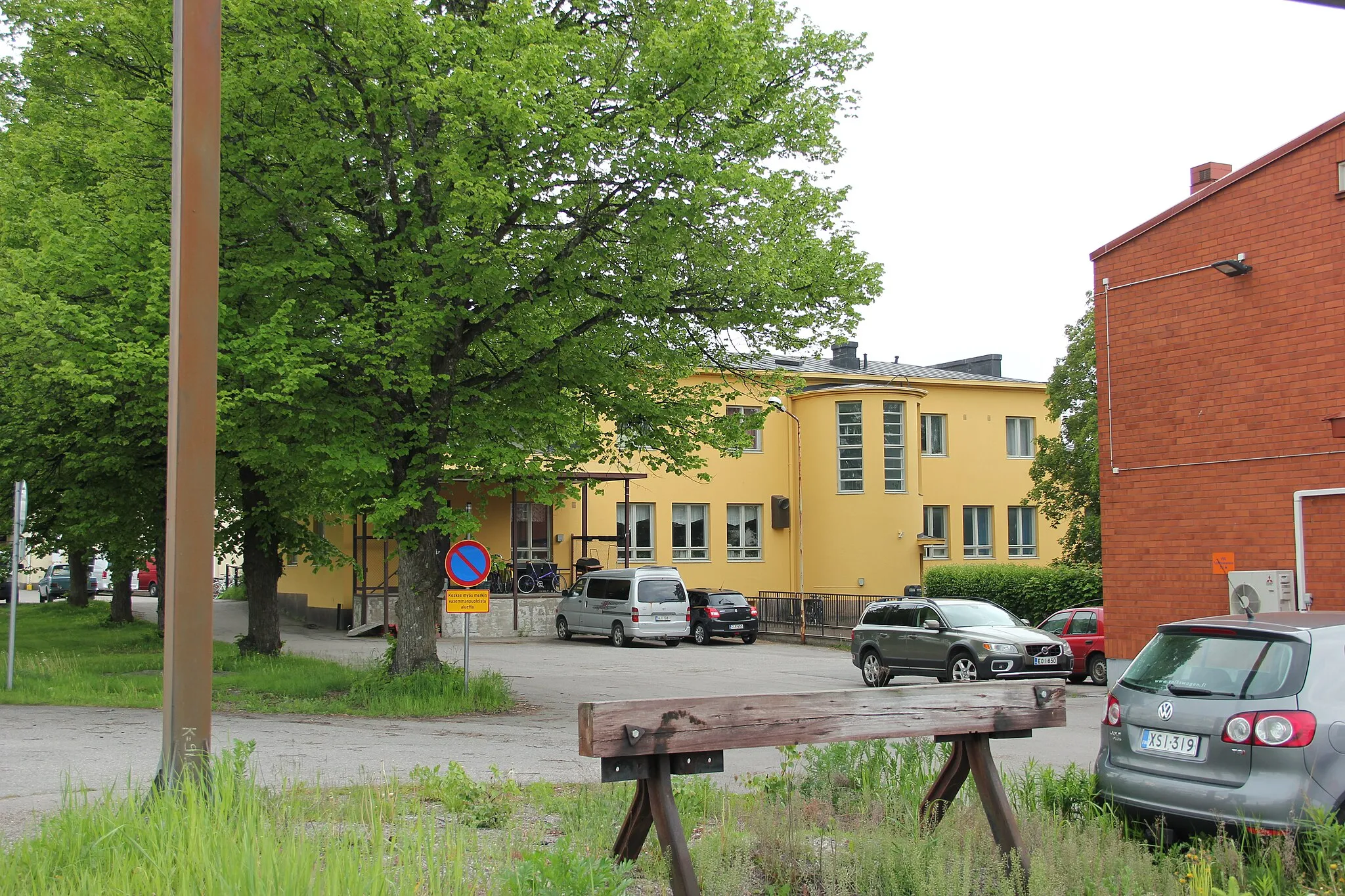 Photo showing: Radan stoppari, Riihimäki. Taustalla aseman sivussa Asema-aukiolla oleva ravintolarakennus pihan puolelta.