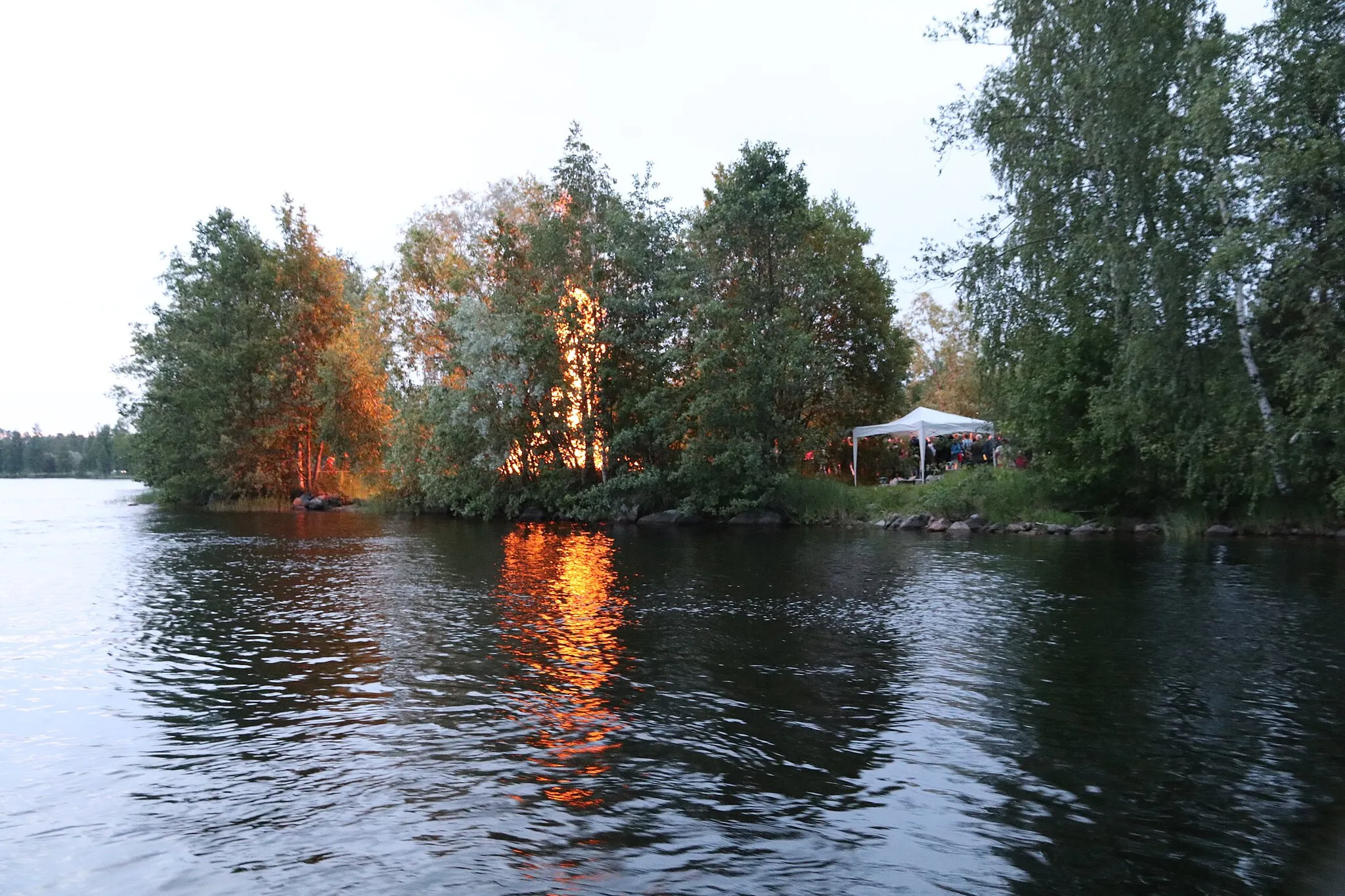 Photo showing: Midsummer bonfire in Imatra in 2016 from a riverboat.