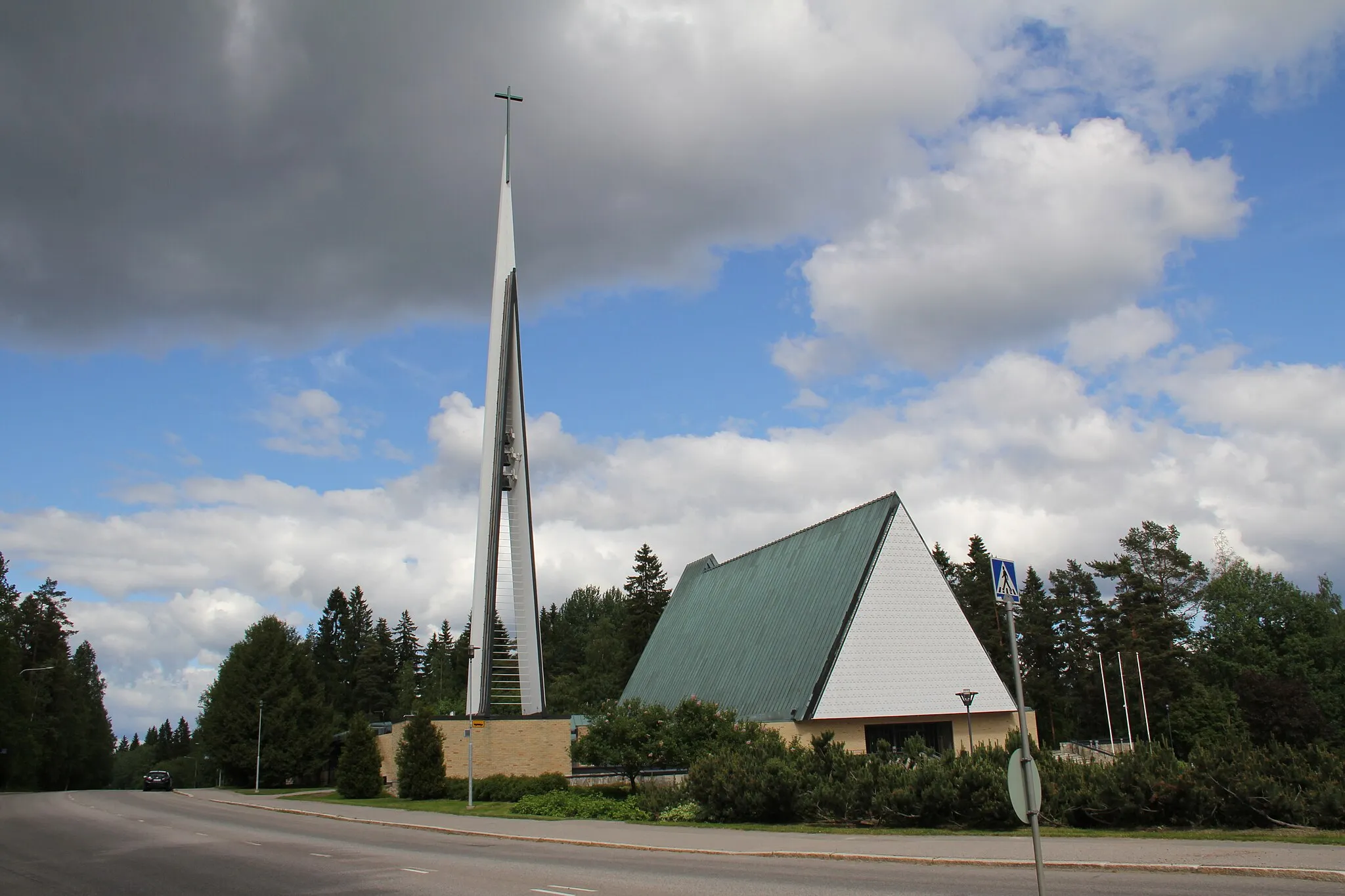 Photo showing: Joutjärvi church, Lahti, Finland. - Designed by architect Unto Ojonen, completed in 1962.